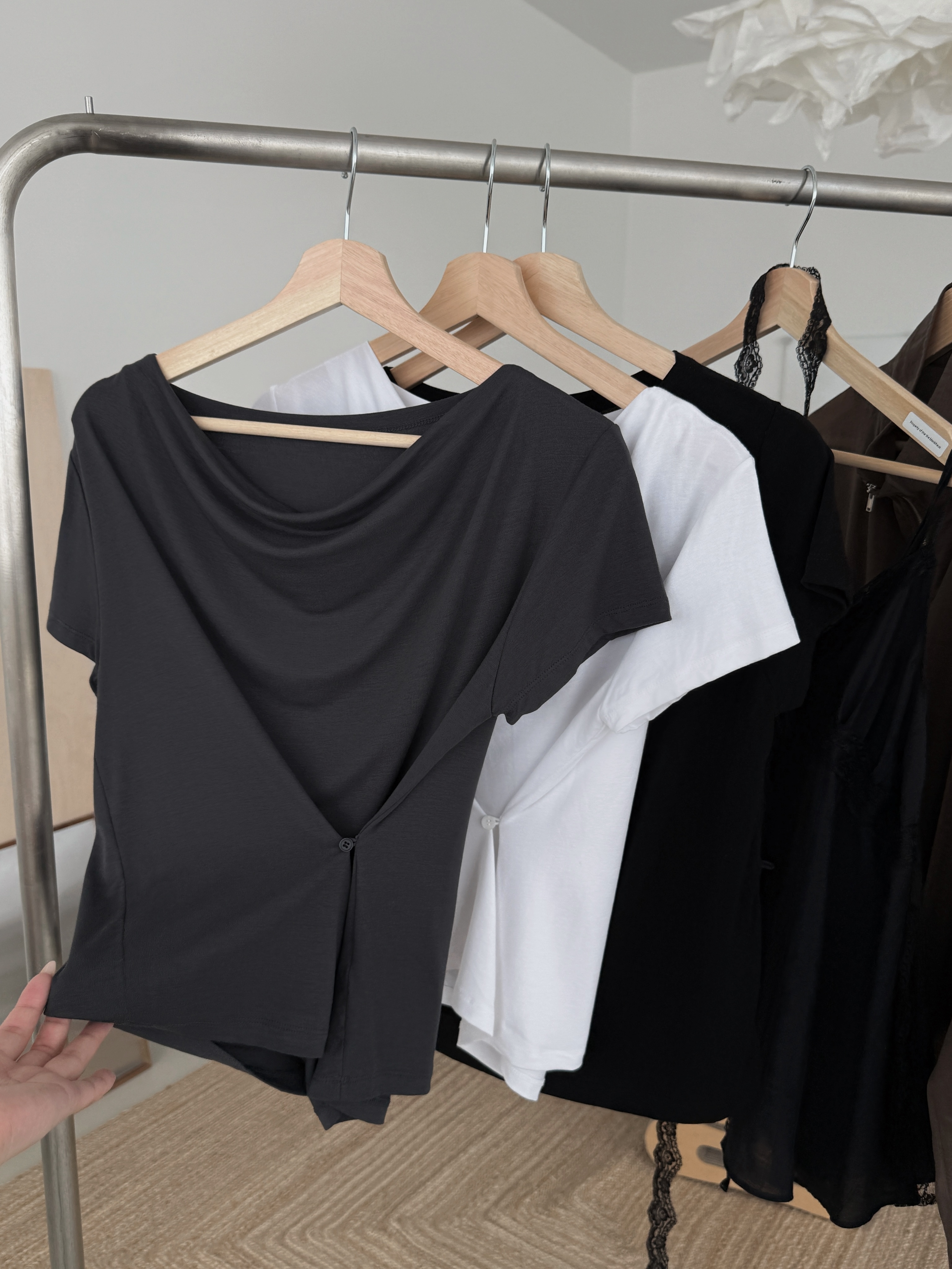 【現貨】G07 Stay soft 斜肩鎖骨立體短tee (黑)