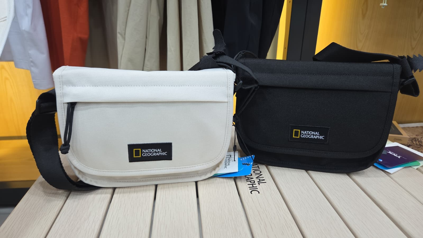 BQ001 National Geographic 淨色半月斜挎袋 22x15cm