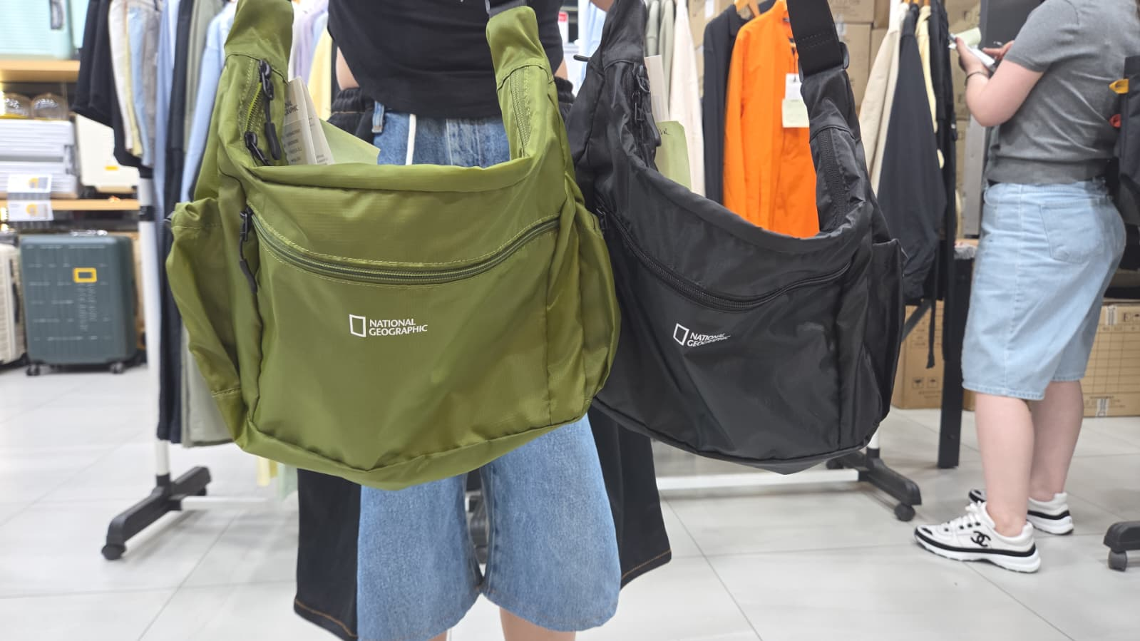 BQ003 National Geographic 淨色半月斜孭包 30x19cm