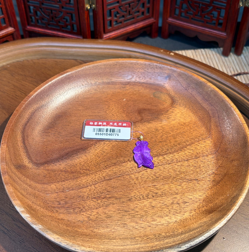 UA48 18K金皇家紫舒俱萊雕刻金魚吊墜 約11MM (J700448)