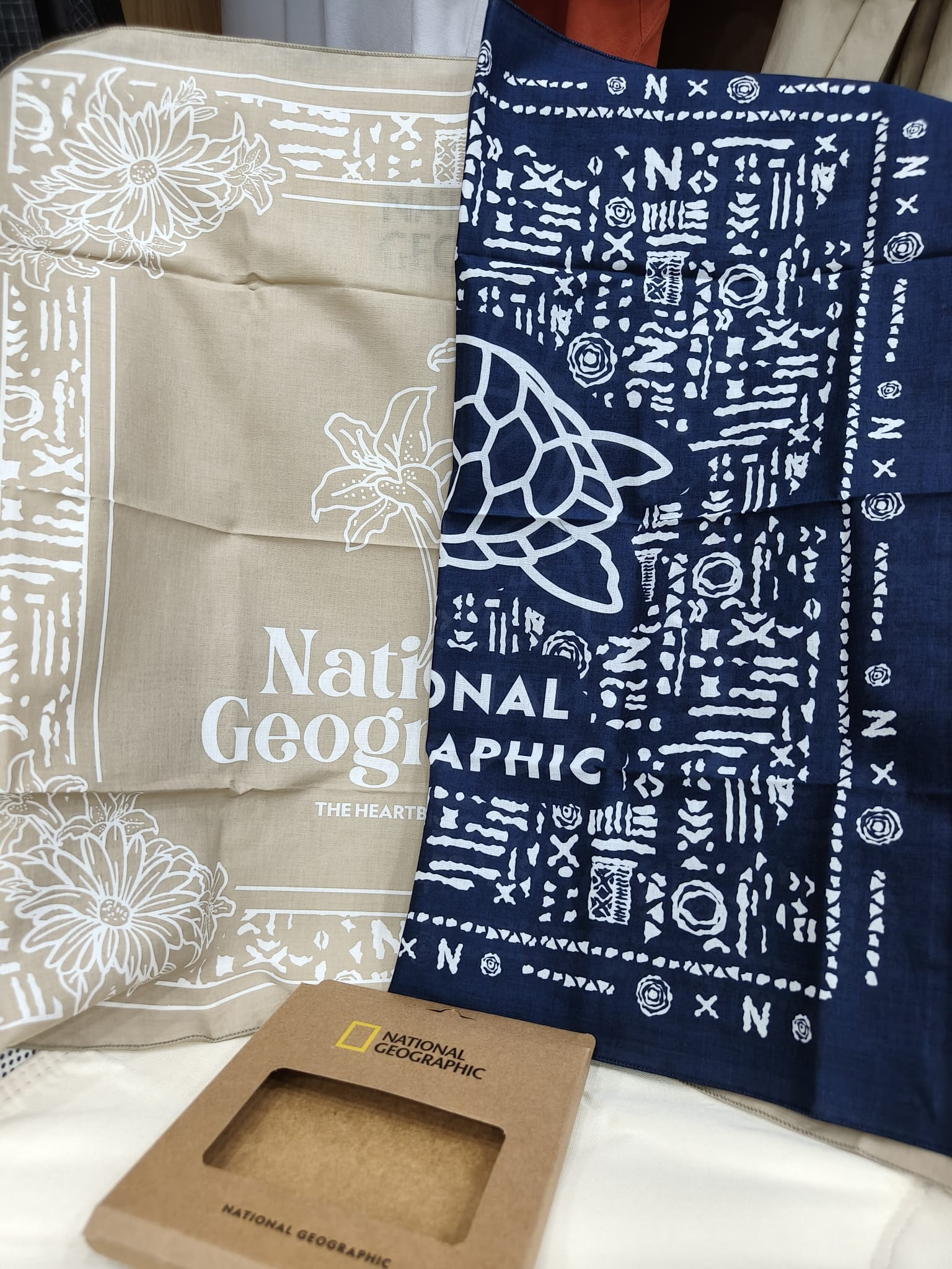 BQ034 National Geographic 復古純棉印花萬用方巾