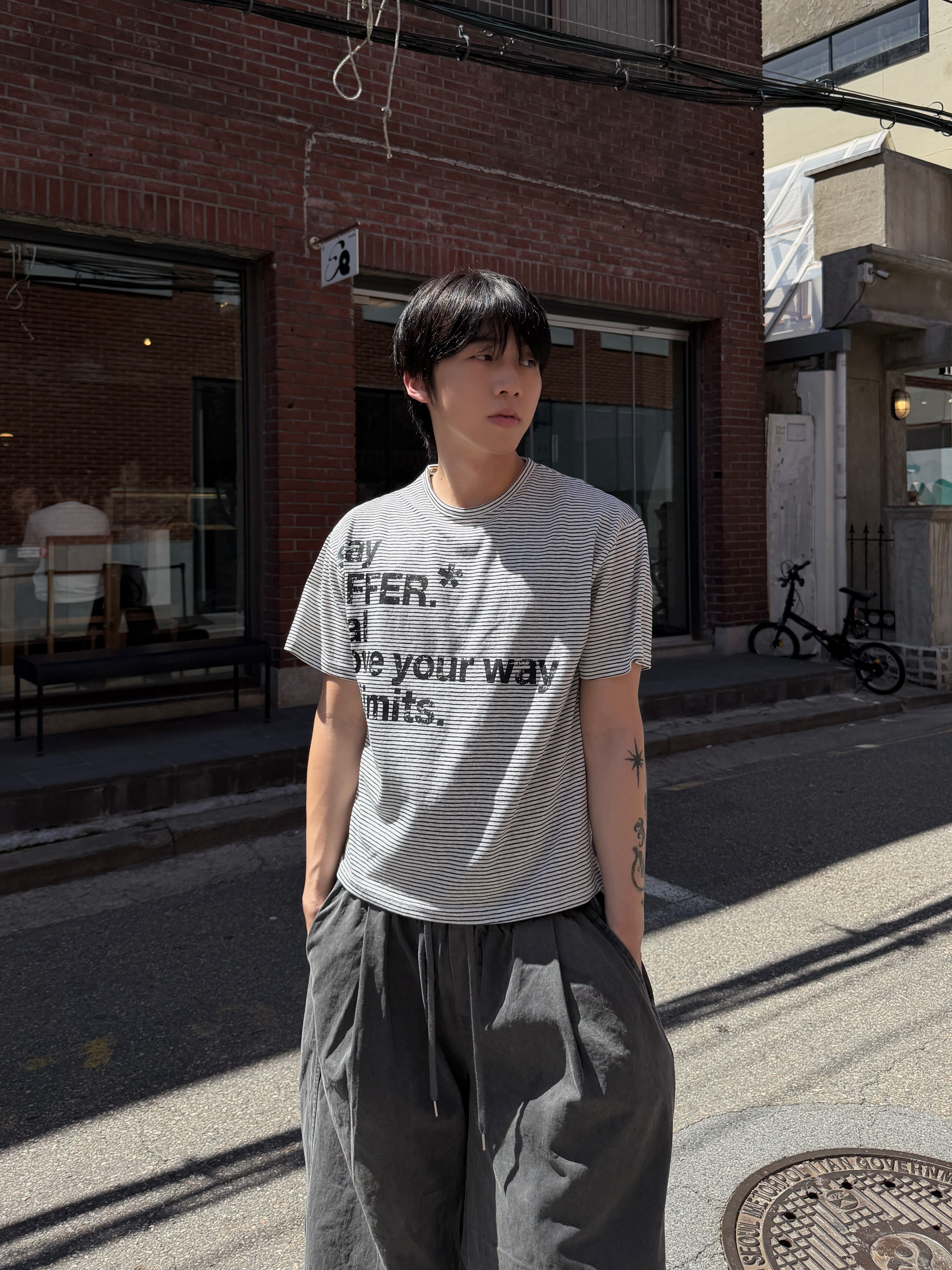 BOXY 斑駁條紋 標語寬短上衣