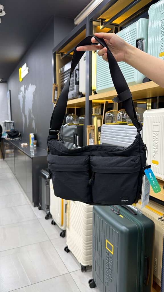 BQ085 National Geographic 黑色輕便雙口袋半月斜孭袋 36x21cm
