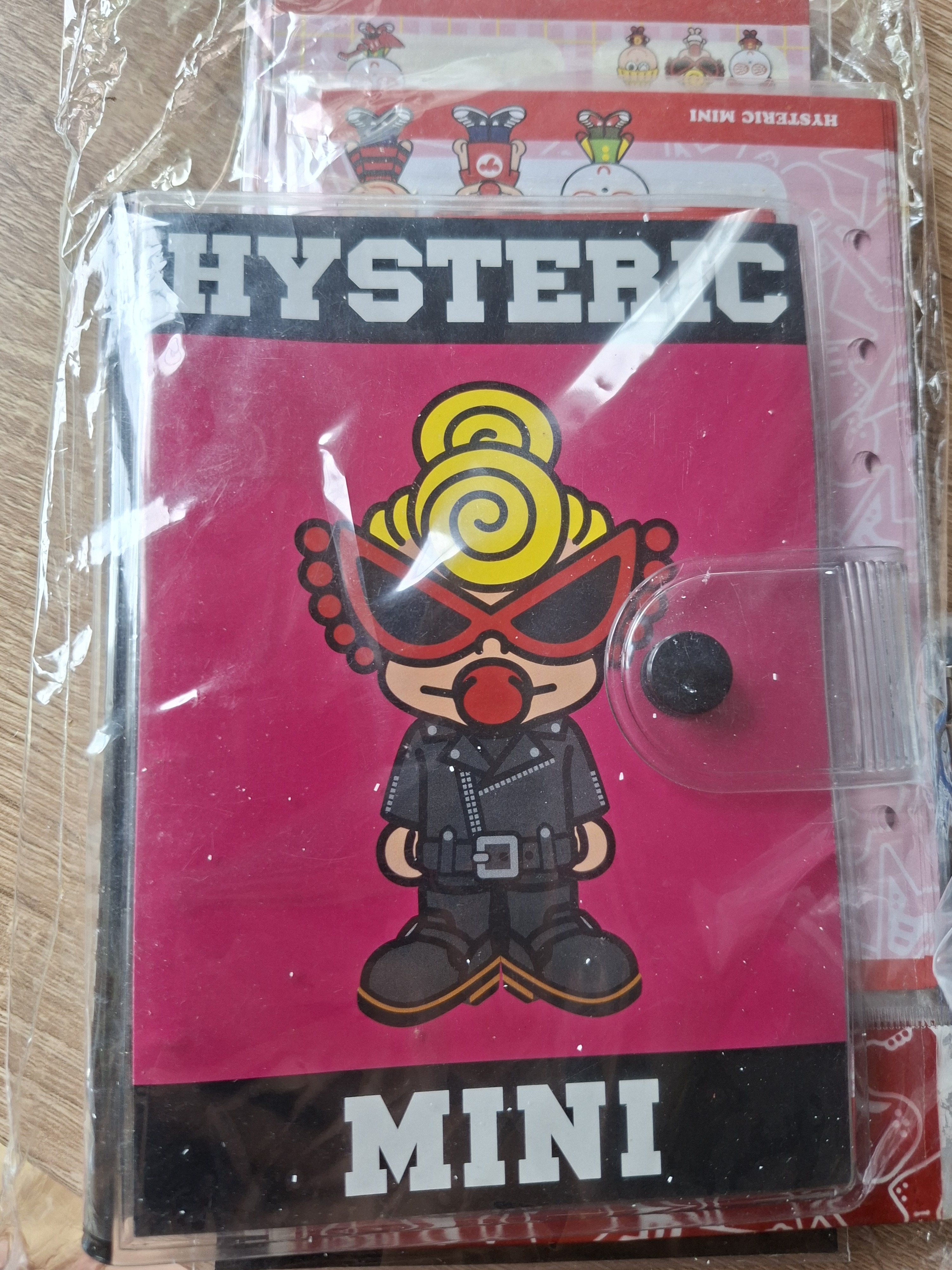 JP Hysteric Mini 記事簿附貼紙再附送4疊內容紙，清貨貨品，不設退換（P6)