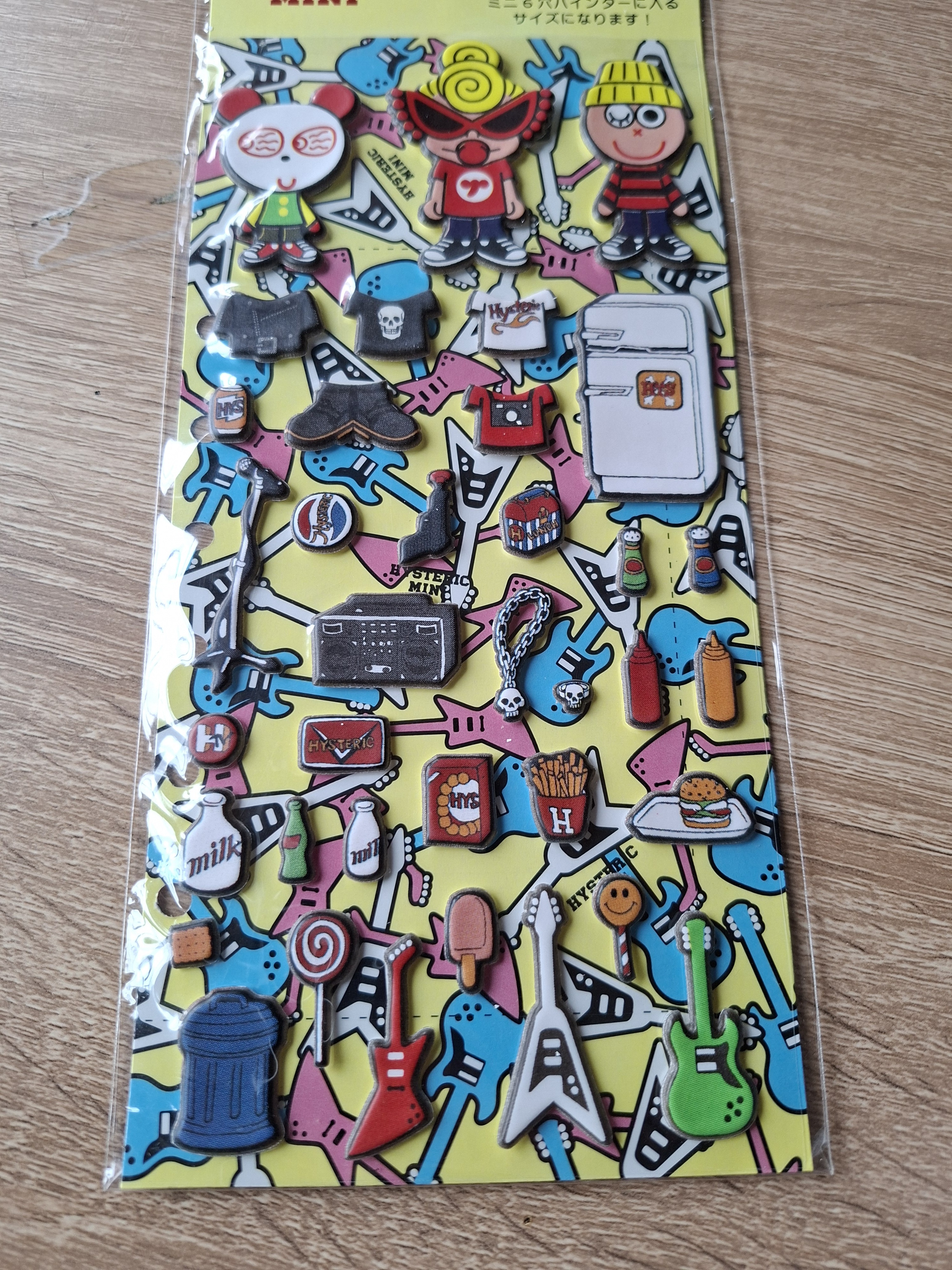 JP Hysteric Mini 記事簿附貼紙再附送4疊內容紙，清貨貨品，不設退換（P6)