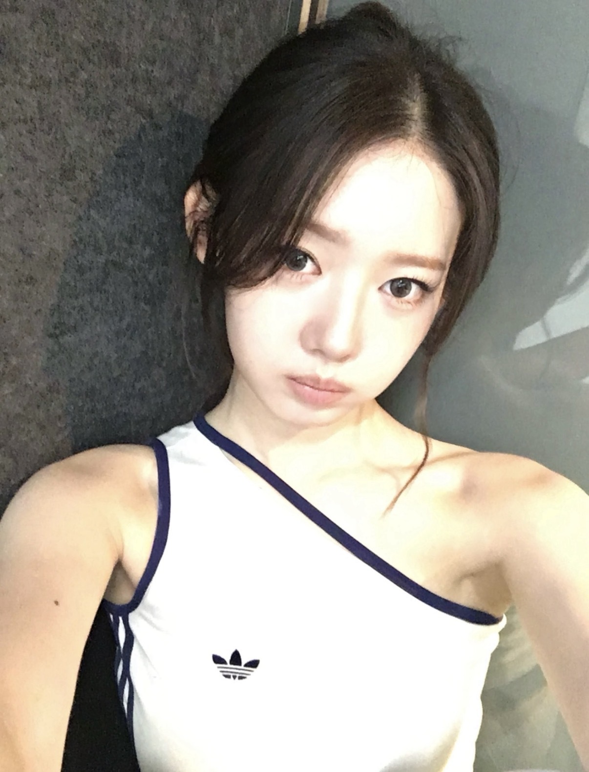 女款 ADIDAS TANK CC 白藍 李茶仁同款 修身 不對稱 三葉草 斜肩 單肩 背心【KY5696】ADLP