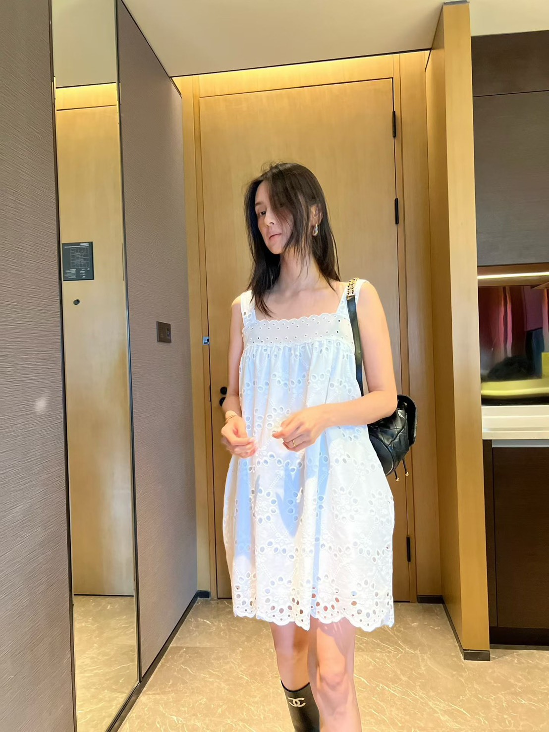 洞洞蕾絲寬肩帶短洋裝