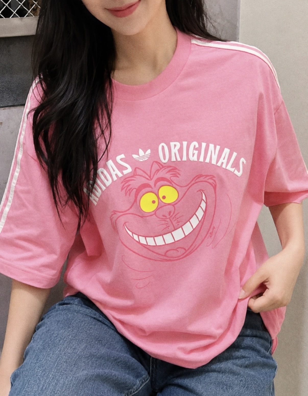 男女款 ADIDAS X DISNEY U TEE SS 黑 粉 柴郡貓 愛麗絲夢遊仙境 迪士尼 聯名款 五分袖 印花 寬鬆 三葉草 短T【KX5312/KY6270】ADLP