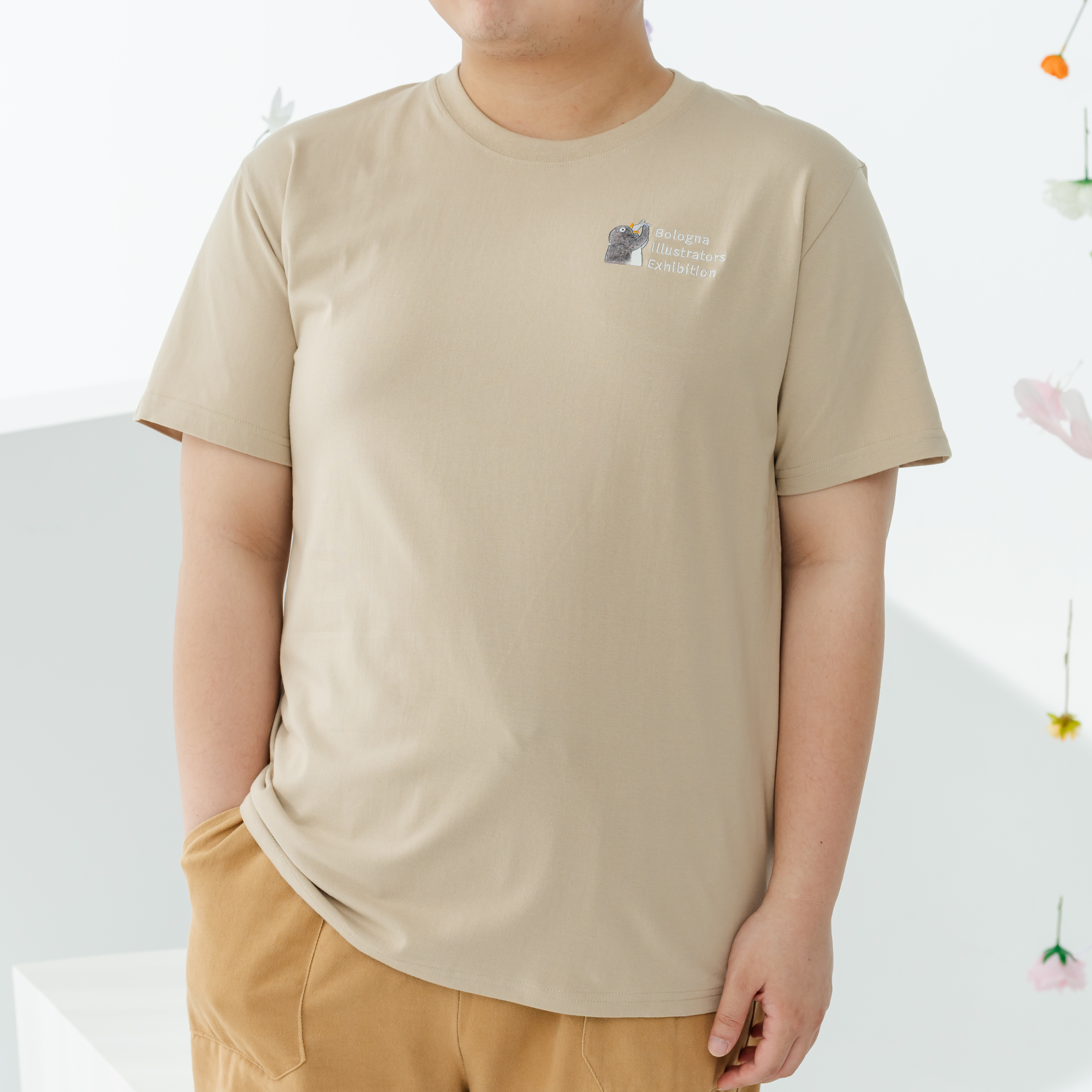 波隆那藝術T恤｜《烏瑪米》企鵝吃魚 卡其
