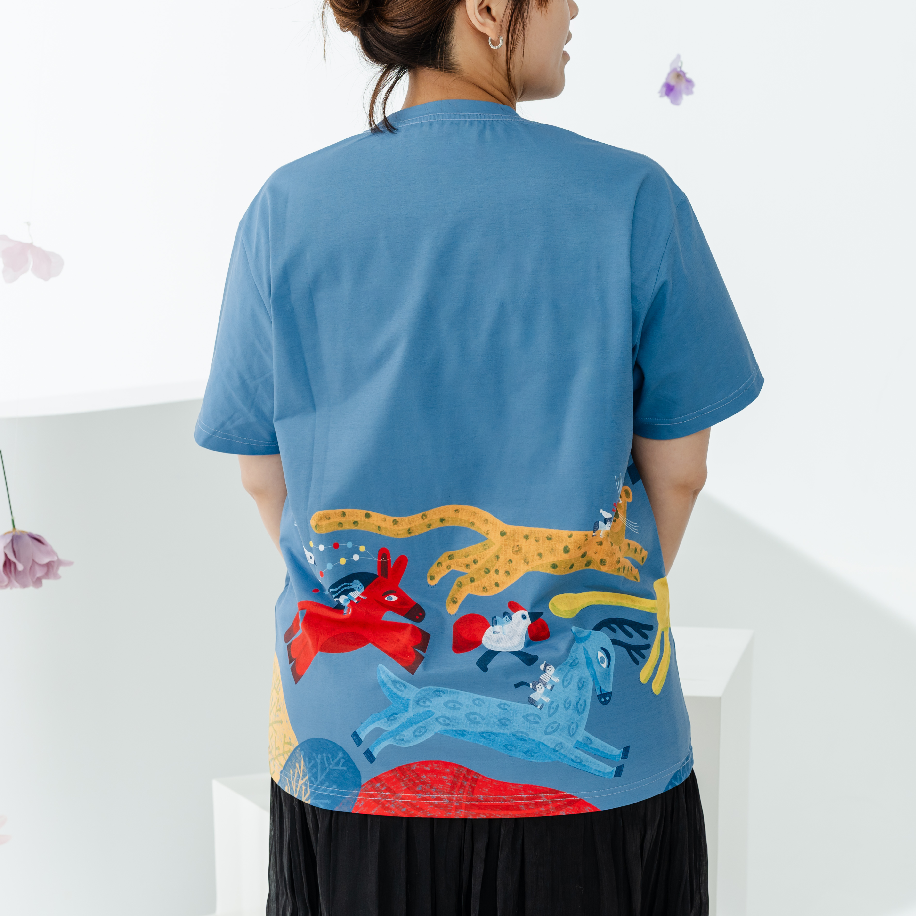【親子款】波隆那藝術T恤｜2024年度插畫作品集主視覺 深藍