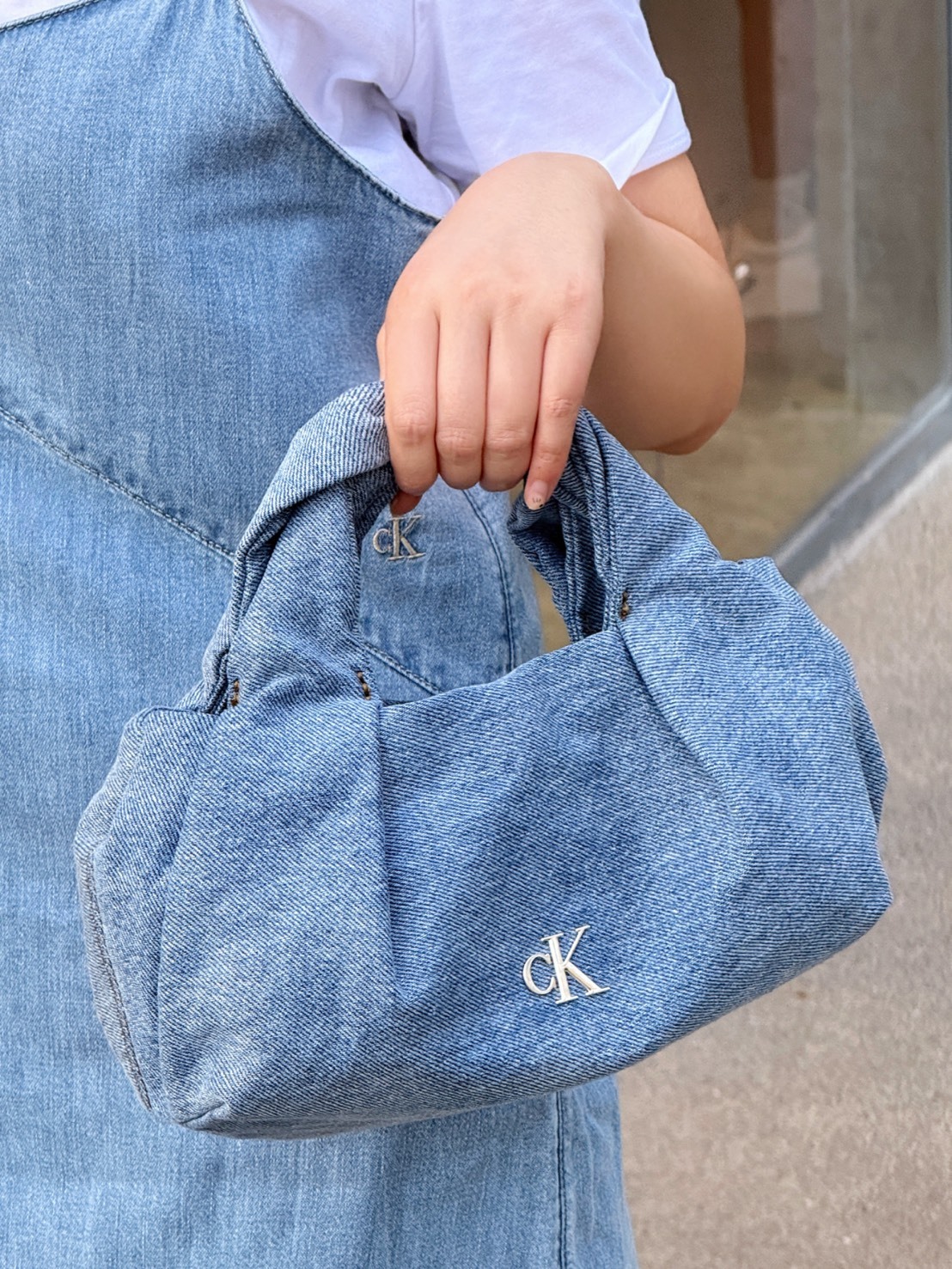 CALVIN KLEIN 扭結設計 字母 雲朵 手提包 中號 女款 牛仔淺藍