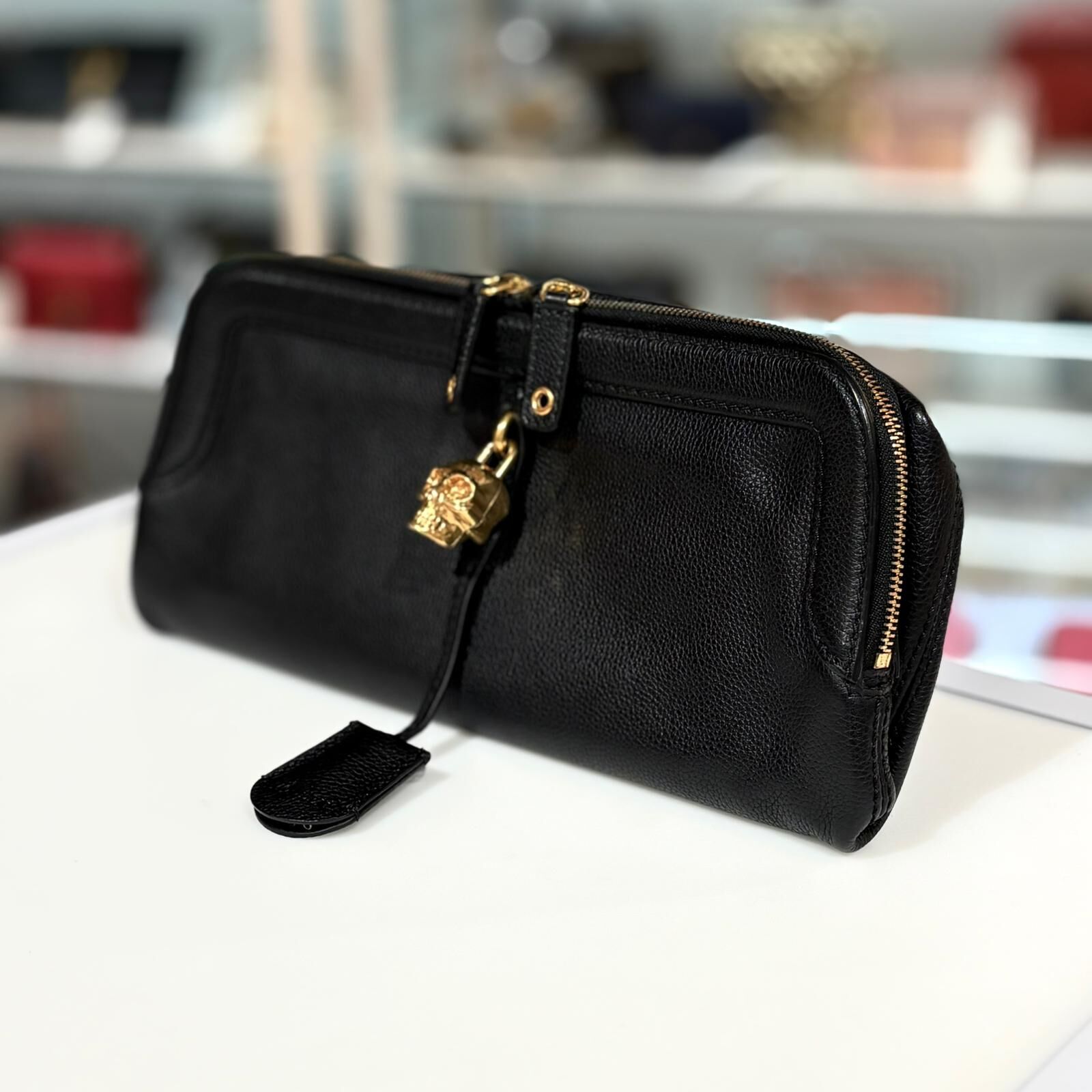 本週特價!!! 95%NEW二手ALEXANDER MCQUEEN 折疊手拿包 CLUTH BAG 麥昆黑色牛皮/金色骷髏鎖頭 #香榭站正品