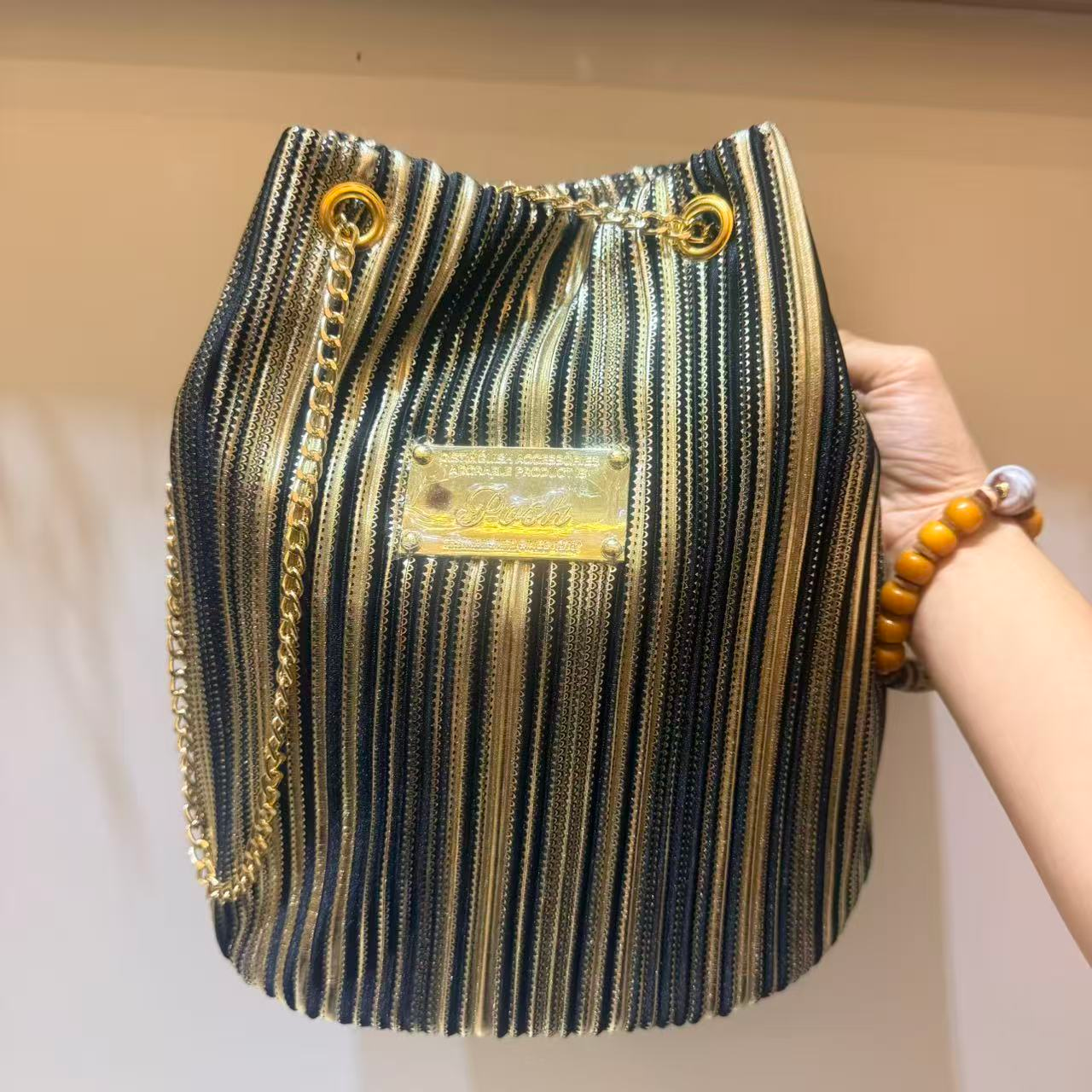0625HB63-THAILAND-HANDBAGS-黑金銀經典金屬直條紋鍊條水桶包（A63）