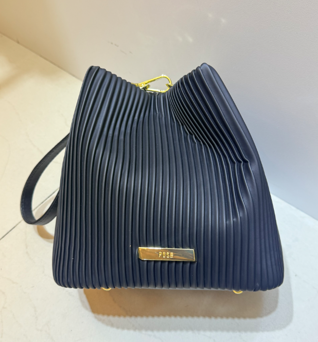 0625HB69-THAILAND-HANDBAGS-極簡黑色啞光壓褶兩用水桶包（A69）