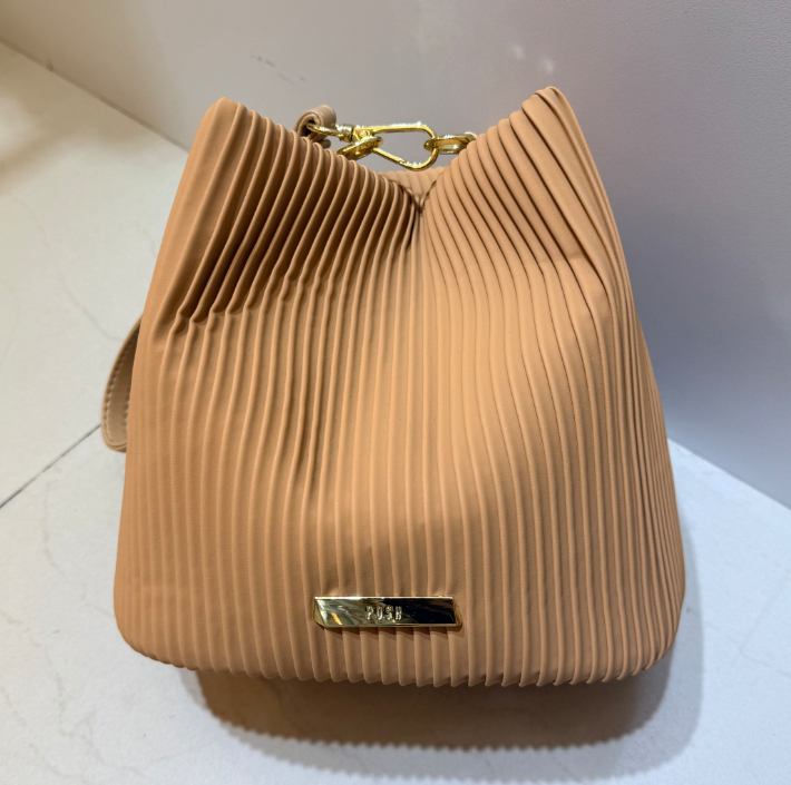 0625HB70-THAILAND-HANDBAGS-極簡奶茶裸色啞光壓褶兩用水桶包（A70）