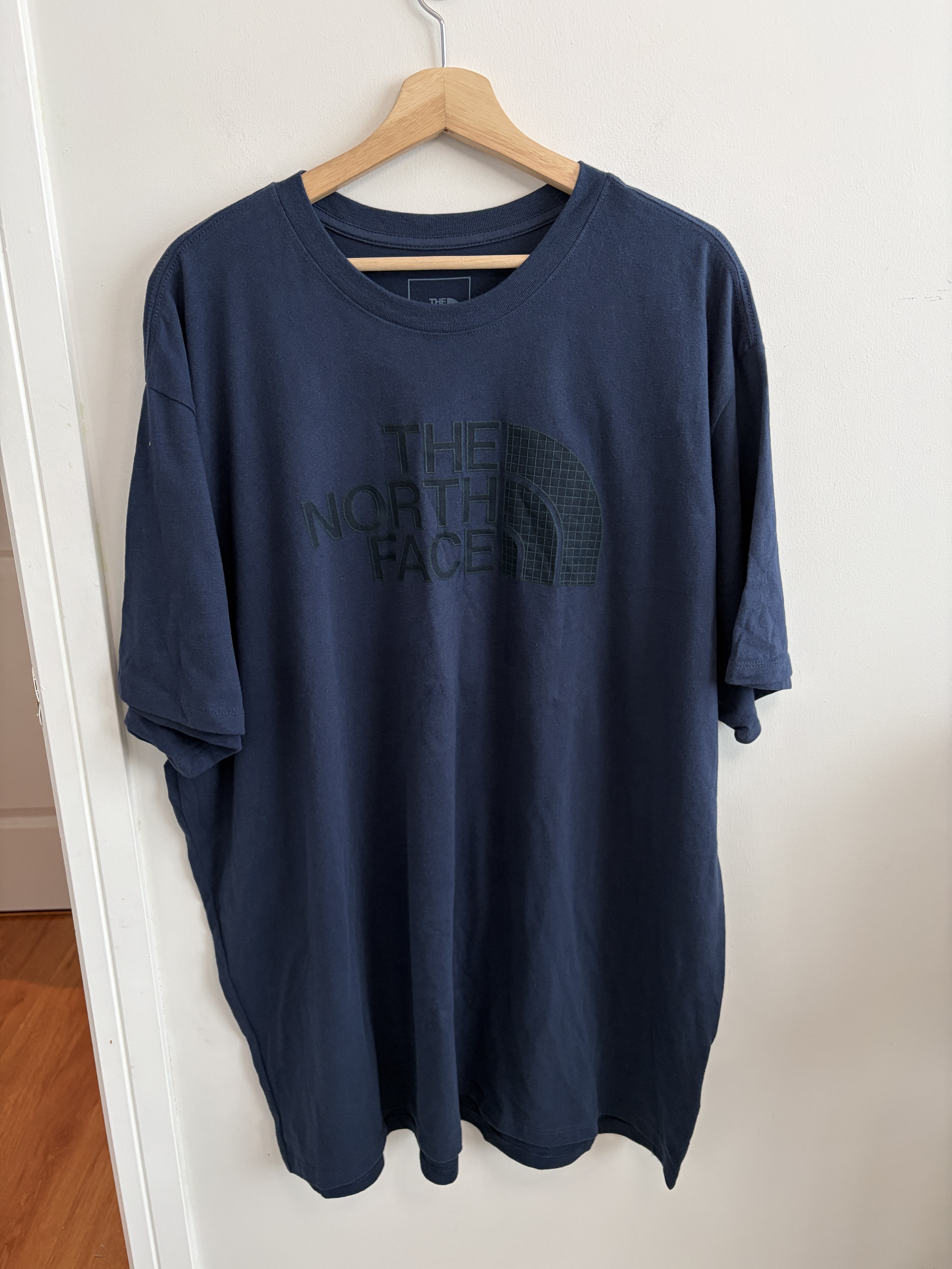 THE NORTH FACE 男大人 壓紋造型LOGO 短TEE