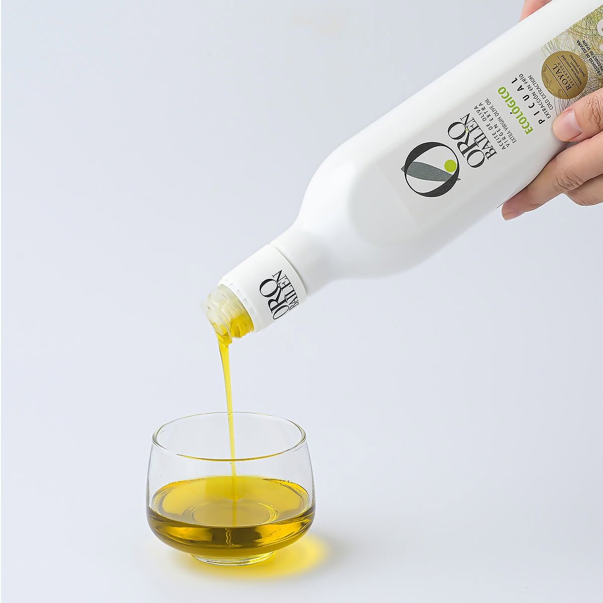 皇嘉有機橄欖油倒入玻璃杯生飲情境