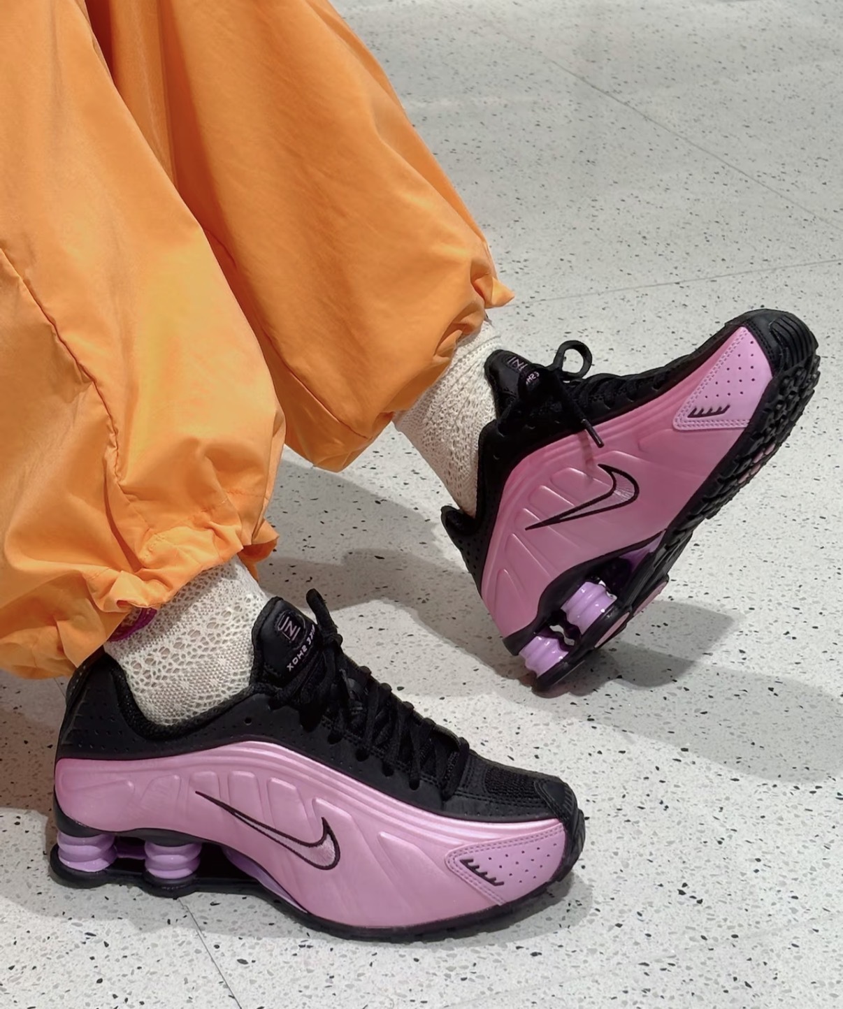 女鞋 NIKE W SHOX R4 黑粉 氣墊 緩震 復古 彈簧鞋 運動鞋【AR3565-014】