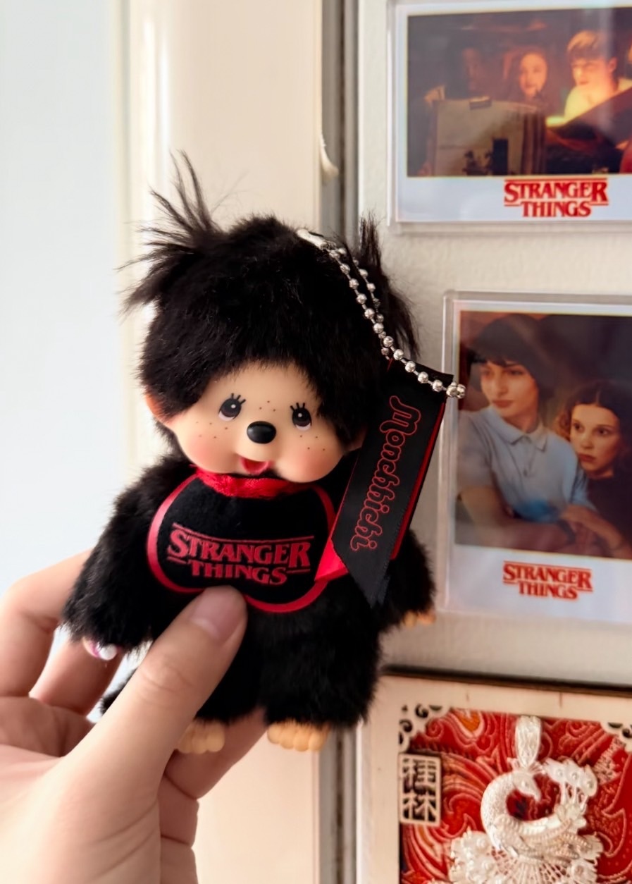 〈 蒙奇奇也加入地與火俱樂部拉🔥〉怪奇物語 Stranger Things× Monchhichi 聯名