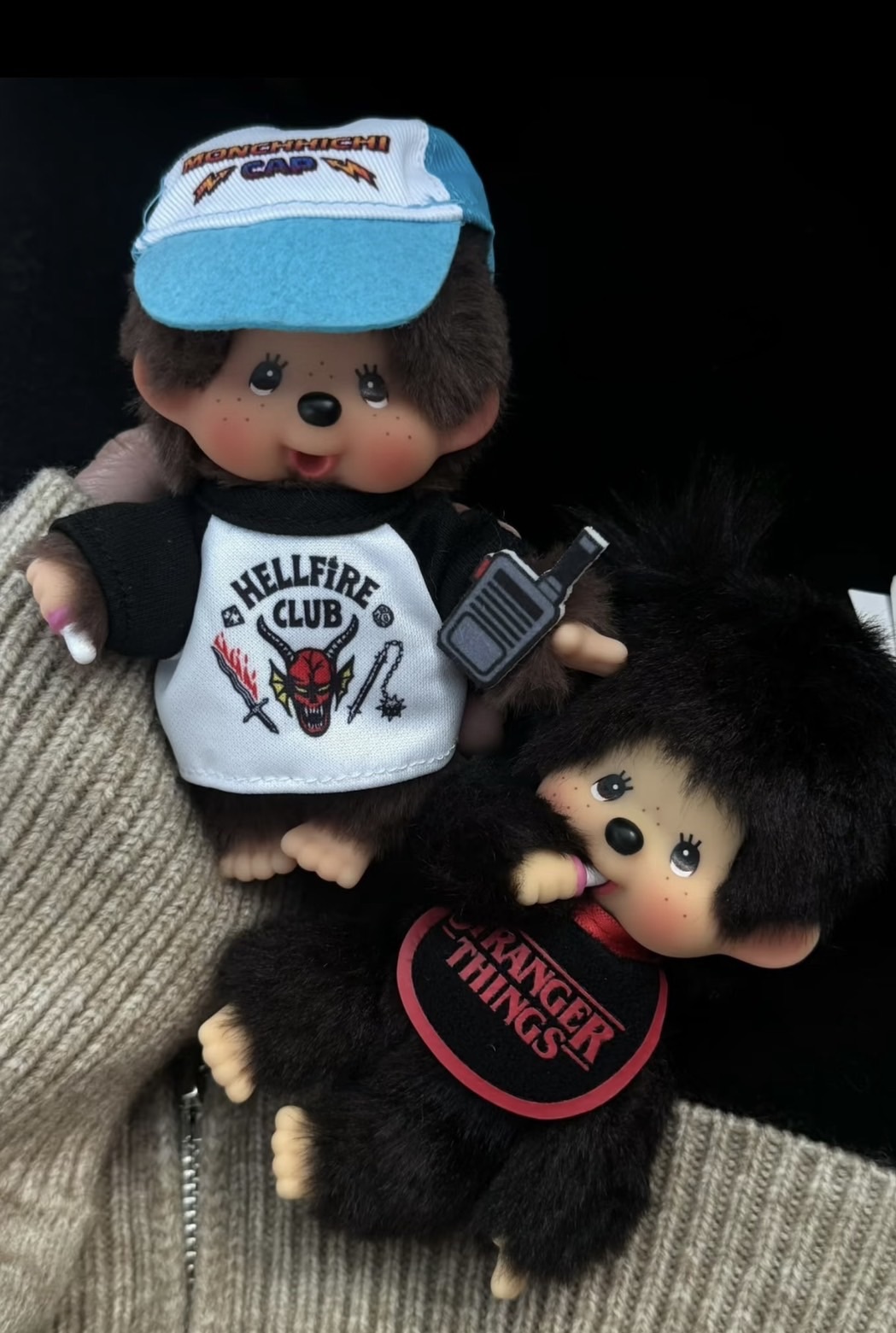 〈 蒙奇奇也加入地獄火俱樂部拉🔥〉怪奇物語 Stranger Things× Monchhichi 聯名
