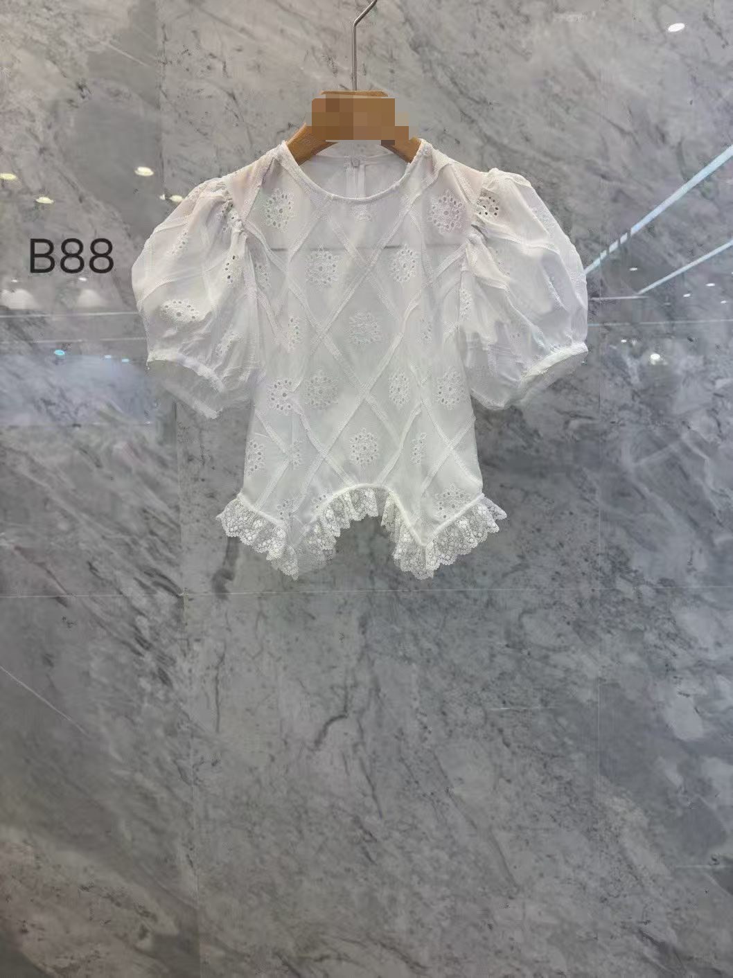 白色公主袖菱形蕾絲襯衫