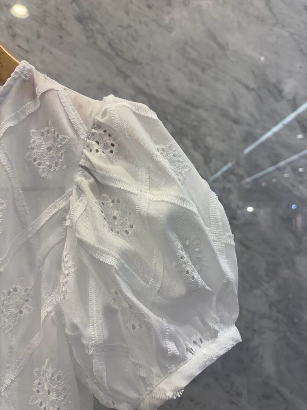 白色公主袖菱形蕾絲襯衫