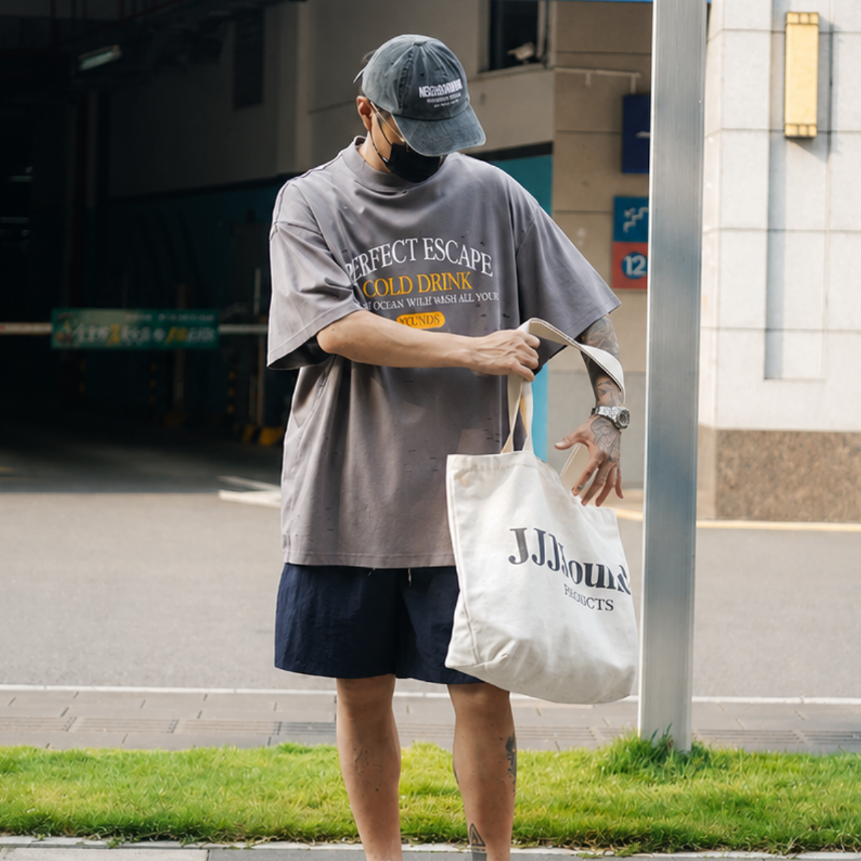 仿舊割破字母印花短袖