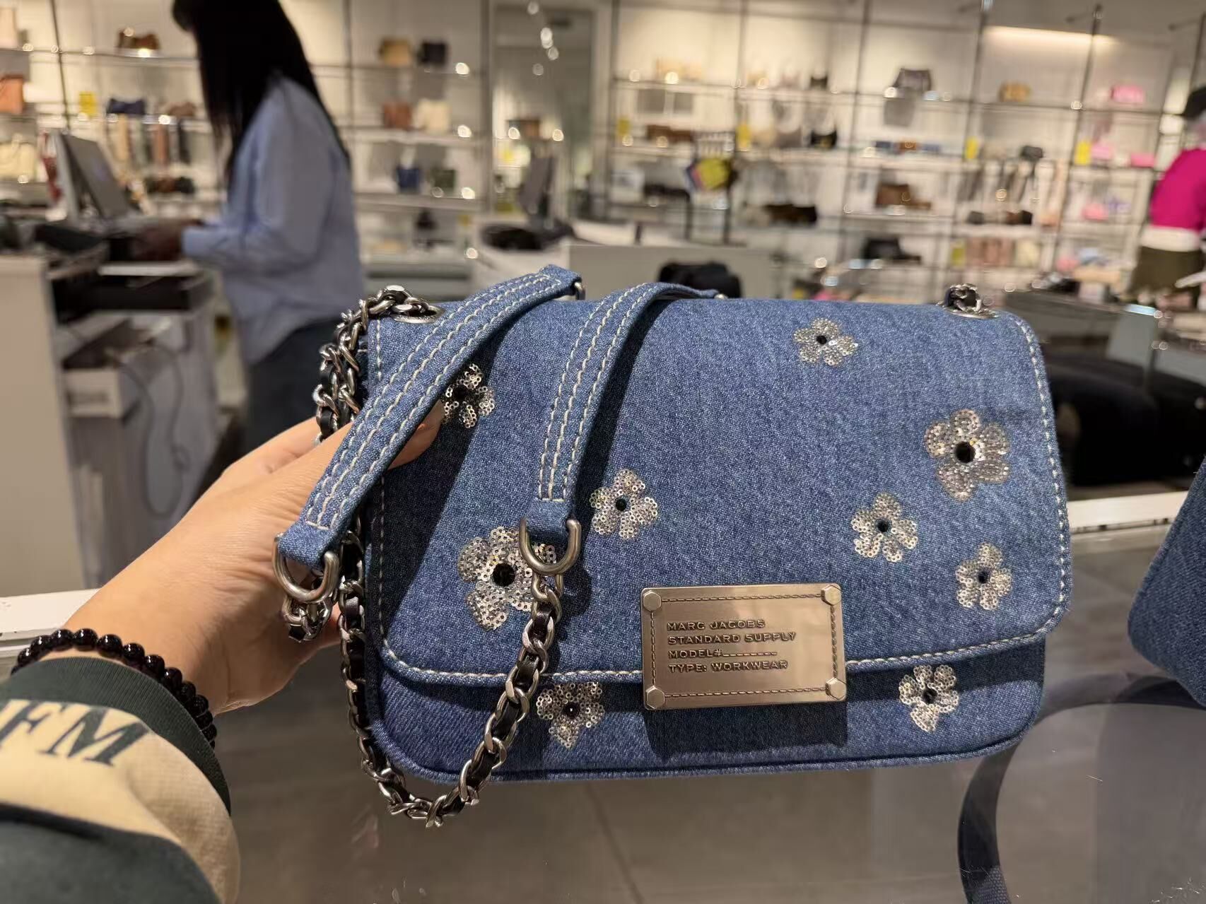 【直播】Marc Jacobs LX062644 Groove 小雛菊牛仔單肩包