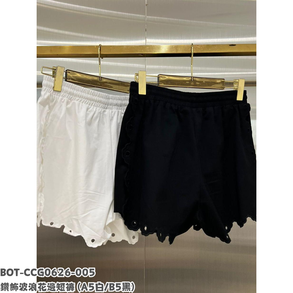 BOT-CCG0626-005 鑽飾波浪花邊短褲 (A5白/B5黑)
