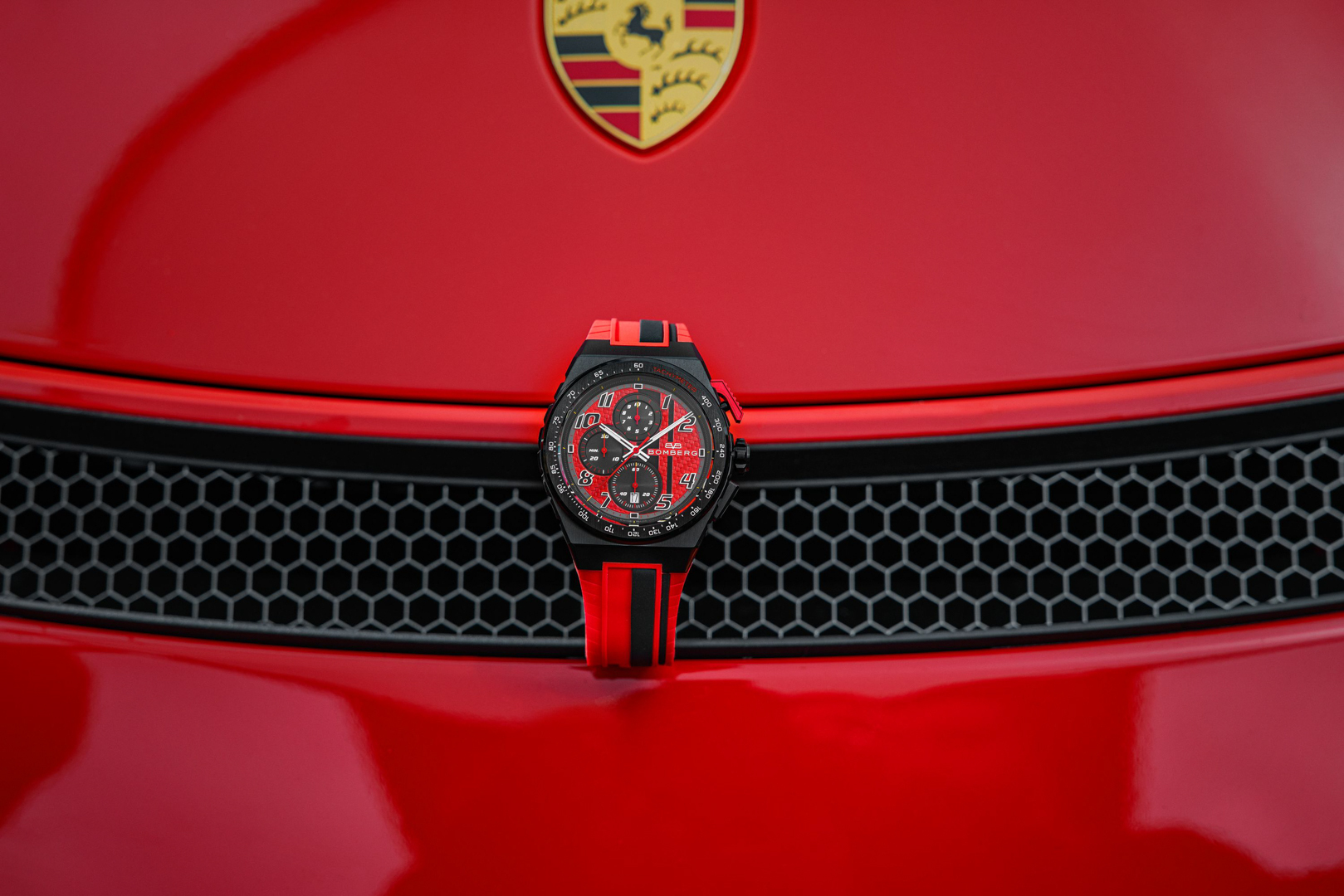 Bomberg, 炸彈錶,APEX 系列, APEX MZ, APEX Carbon, 紅線狂飆計時碼錶,賽車計時碼錶,NT42CHPBA.01-10.12,Redline,碳纖維紋路面盤