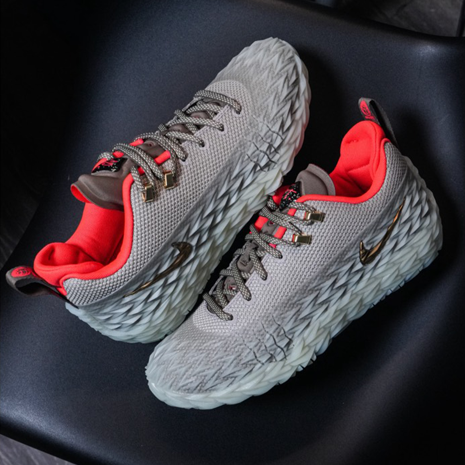 NIKE S.T. CHARGE EP "College Grey" 泥灰 卡其灰 撞色橘紅 3D浮雕 冰晶底 實戰籃球鞋 IO8062-001