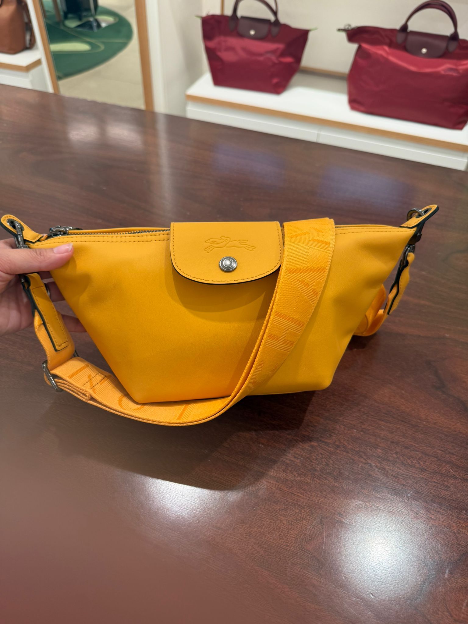 LYS01991 Longchamp 粗肩帶牛皮餃子袋黃色