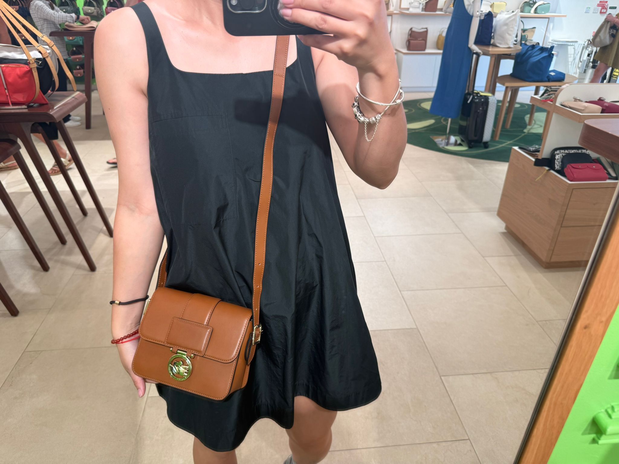 LYS01794 Longchamp 小牛皮金屬LOGO翻蓋斜揹袋