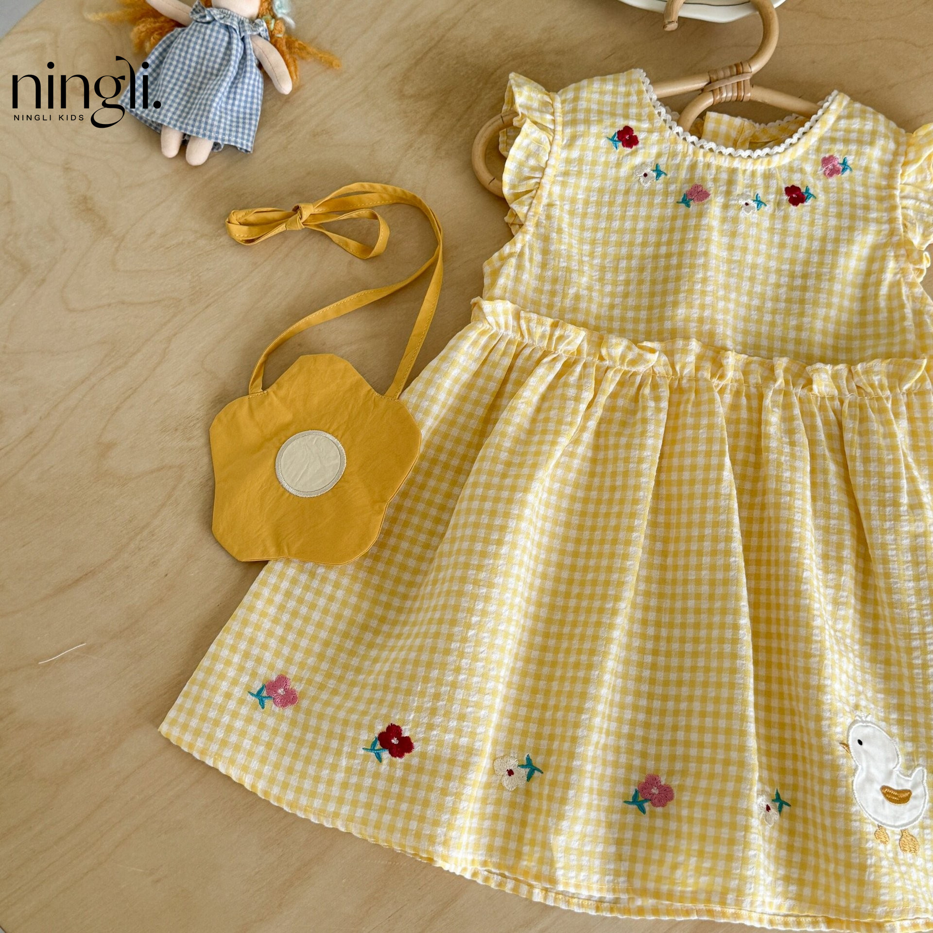 【H1001】可愛黃色格子刺繡小鴨洋裝(90-140)