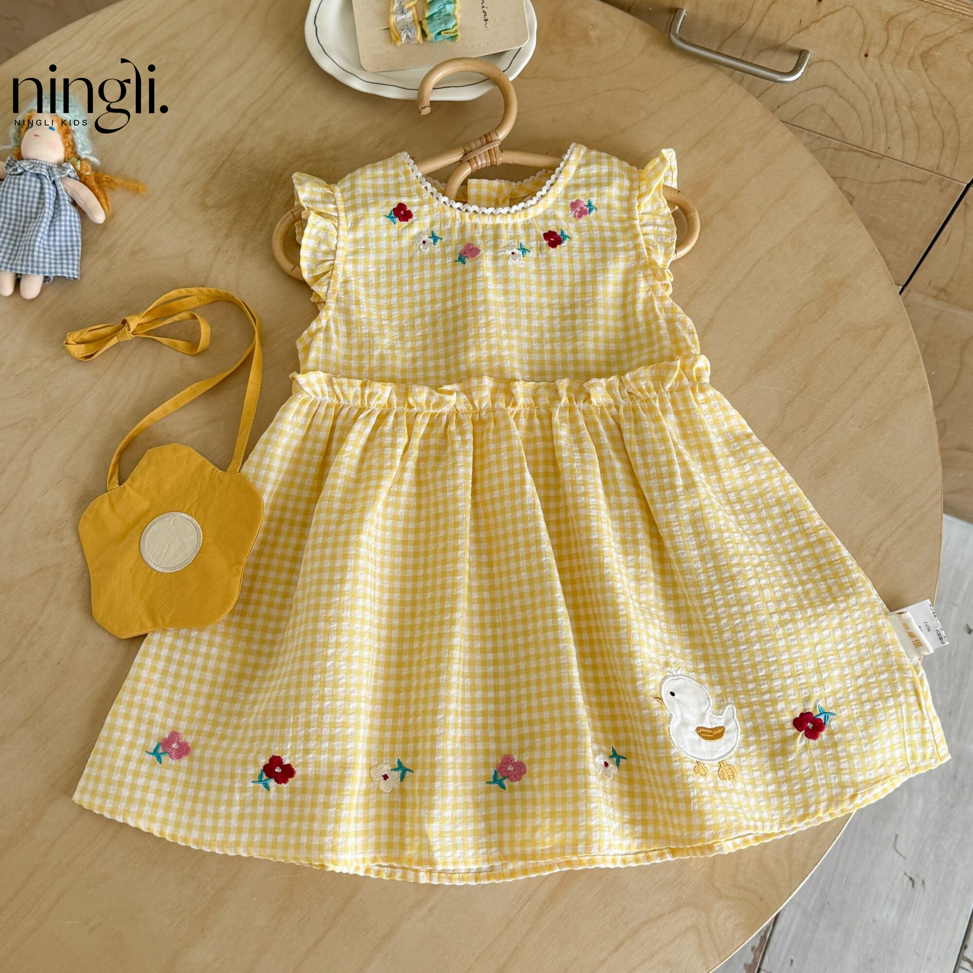 【H1001】可愛黃色格子刺繡小鴨洋裝(90-140)