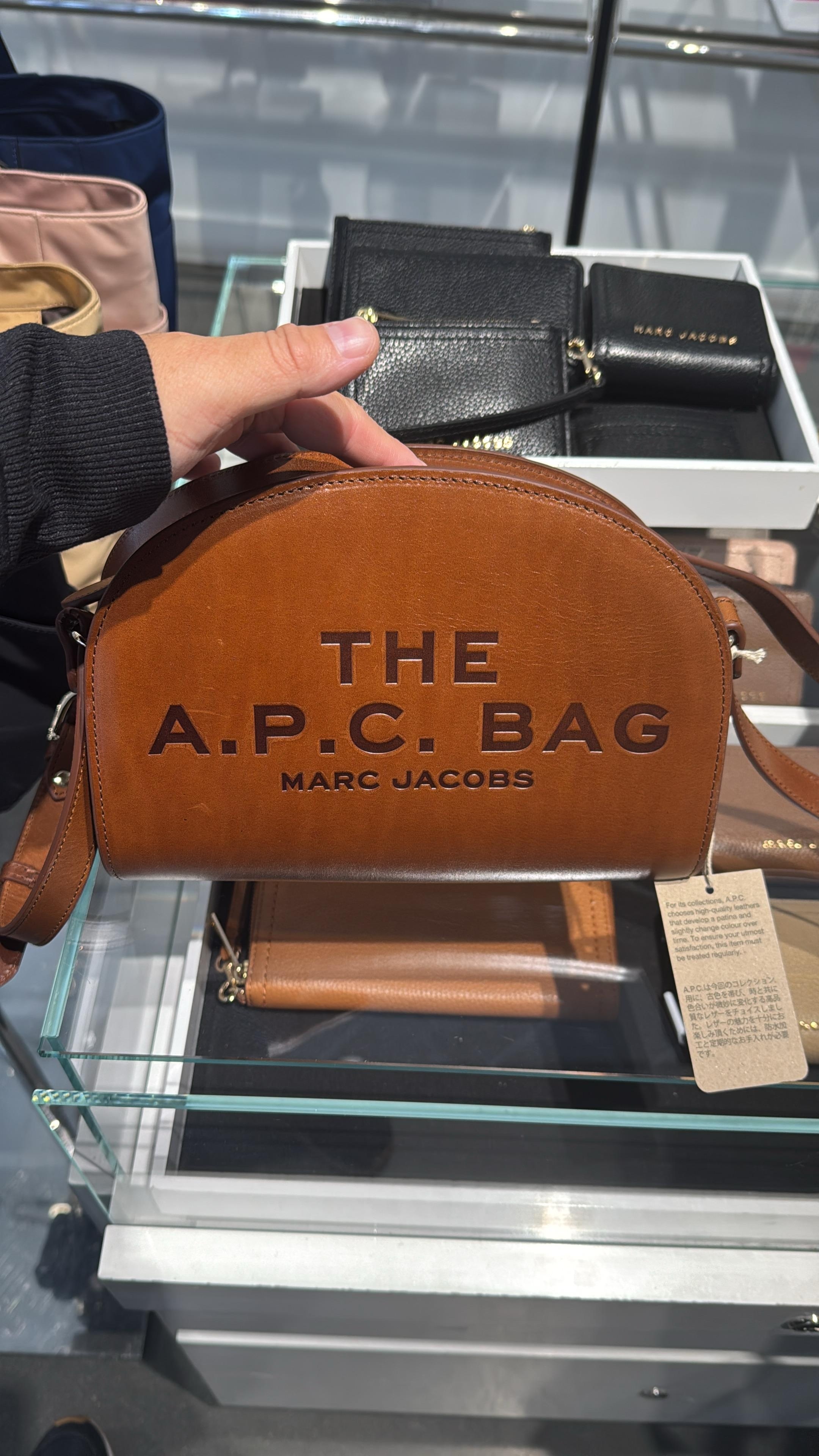 【直播】Marc Jacobs LX062691 A.P.C啡色壓字LOGO斜孭包