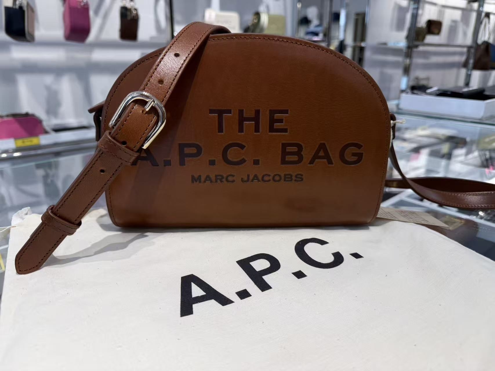 【直播】Marc Jacobs LX062691 A.P.C啡色壓字LOGO斜孭包