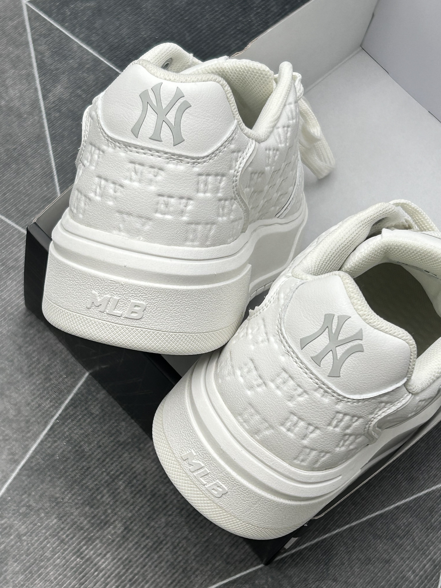 【預購】MLB Chunky Liner系列 NY 紐約洋基隊 Monogram 老花 字母壓印 老爹鞋 學長鞋 情侶鞋 奶油白灰 3ASXE015N-50WHS