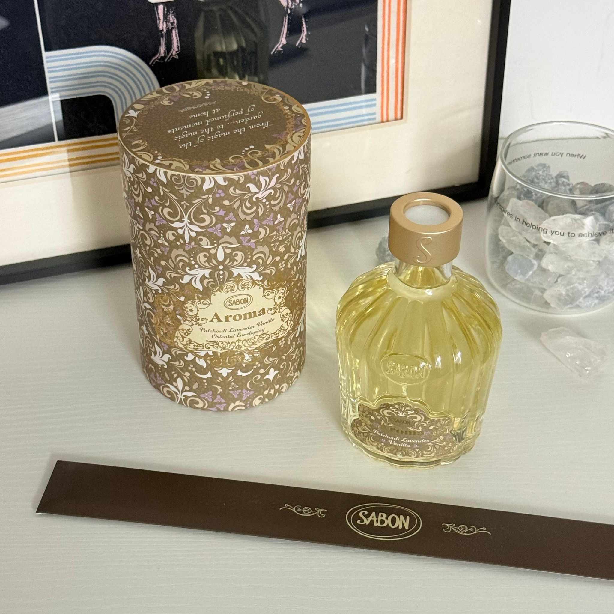 Sabon - Aroma Patchouli Lavender Vanilla Oriental Enveloping 廣藿香薰衣草藤枝擴香 245mL