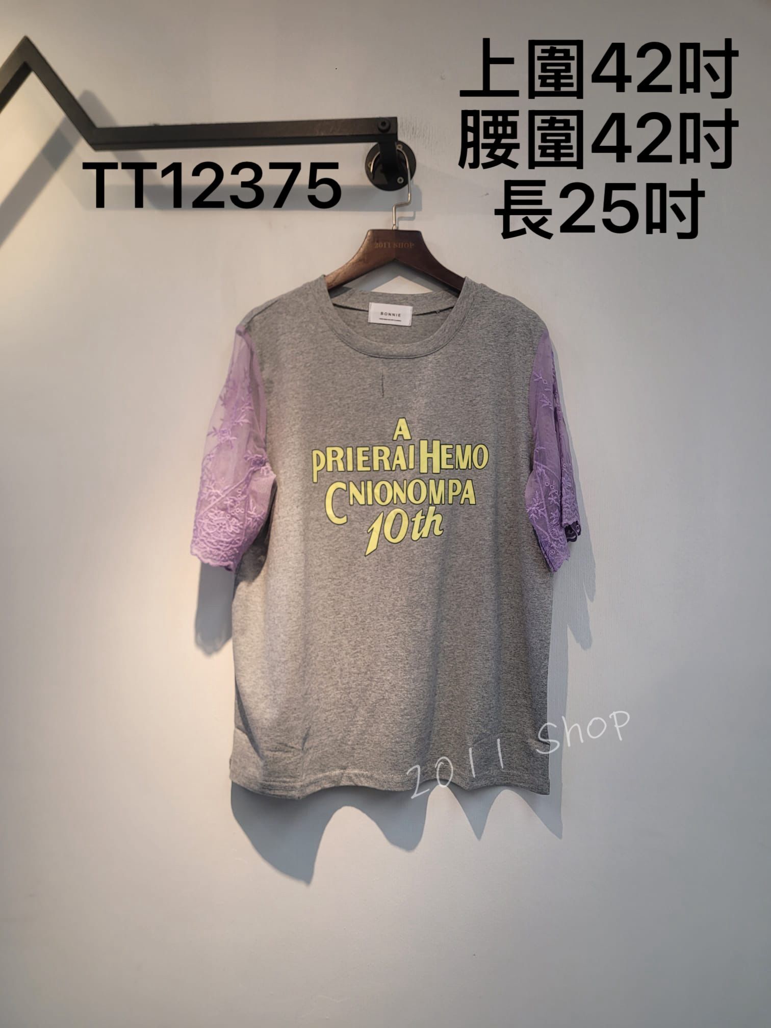 網紗刺繡拼色袖英文印花TOP 上圍42吋 腰圍42吋 長25吋 TT12375 *(指定款3件包運*不夾單)