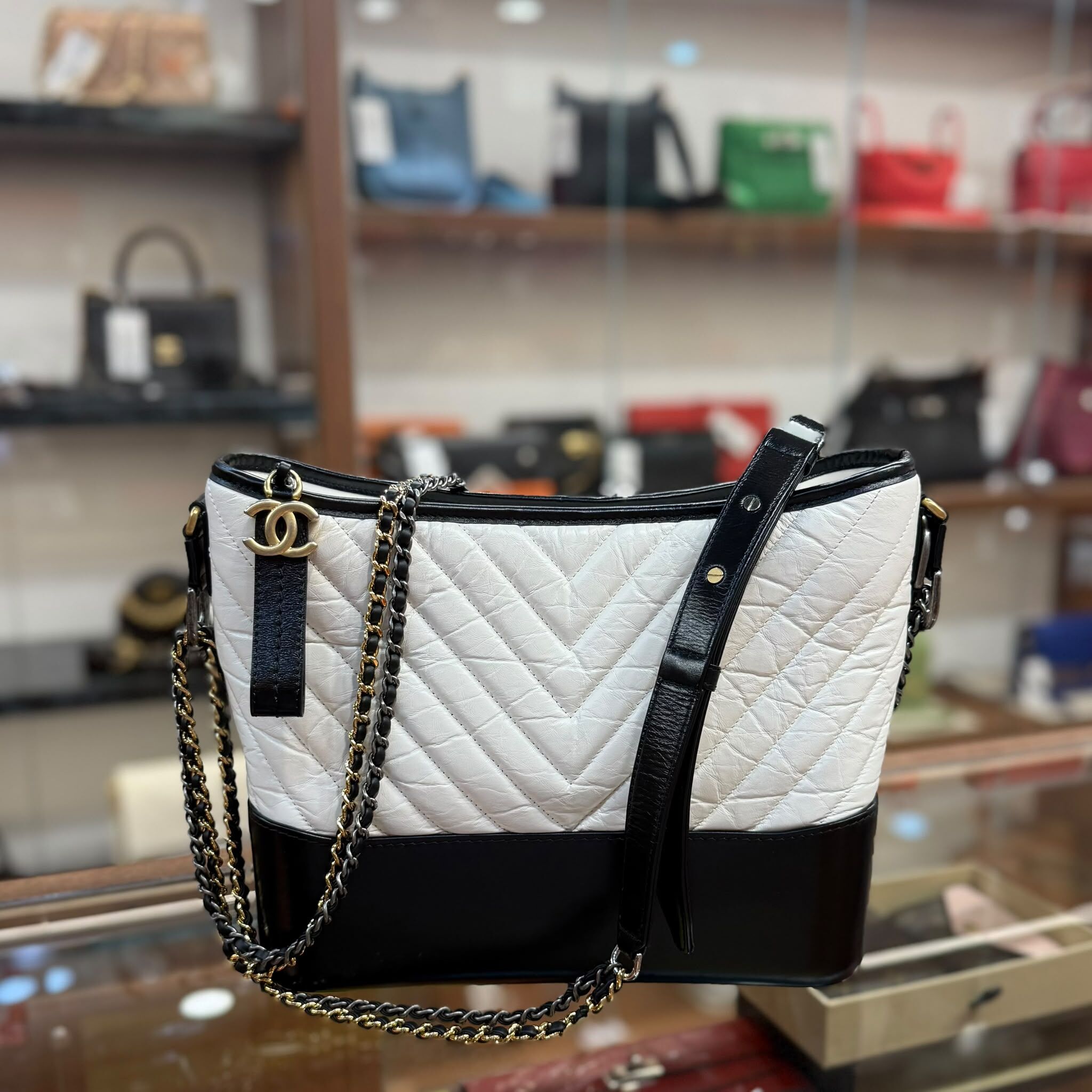 95%New Used Chanel Gabrielle Medium 中號牛皮黑白熊貓 #香奈兒流浪包