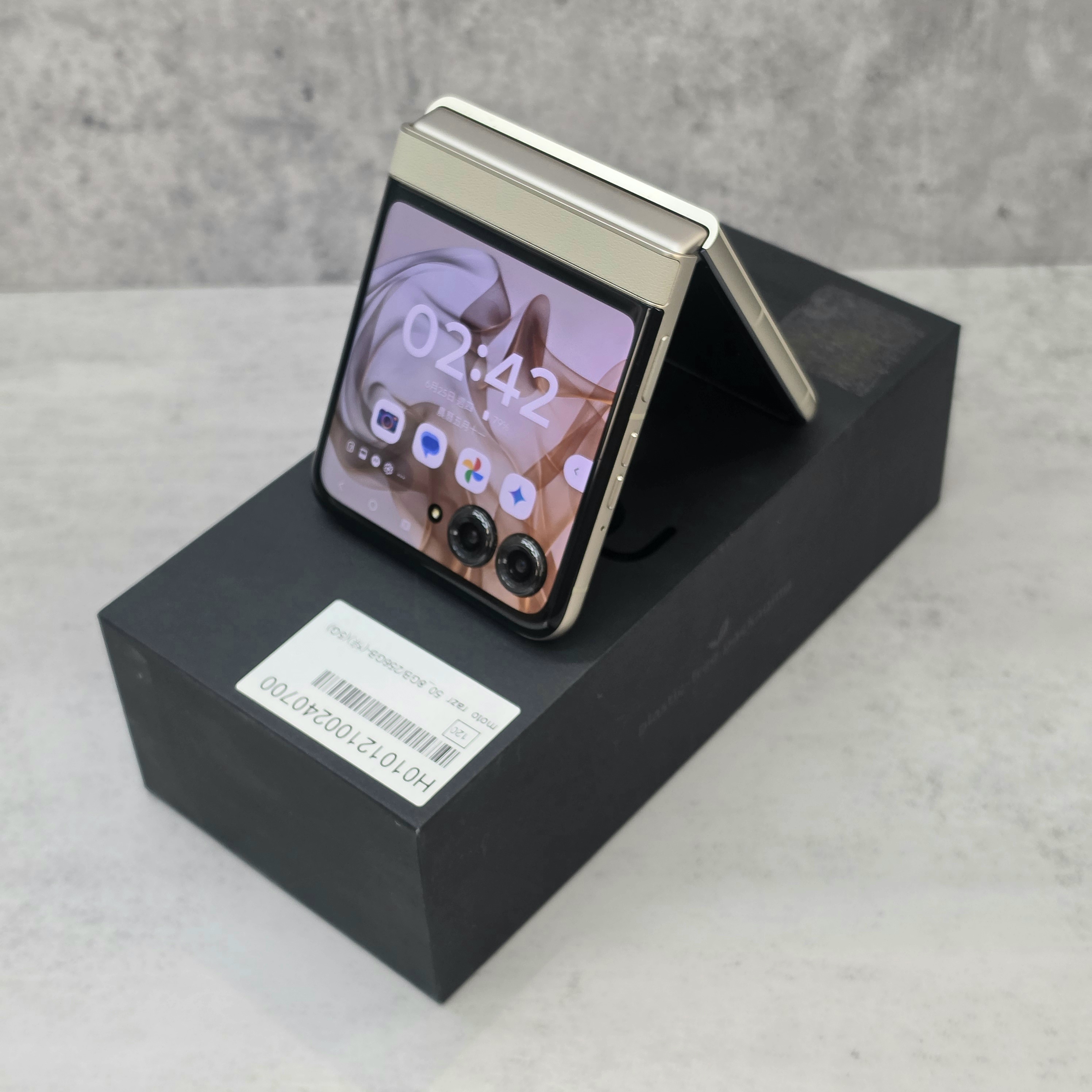 【二手】Motorola razr 50 8GB RAM 256G 棕色