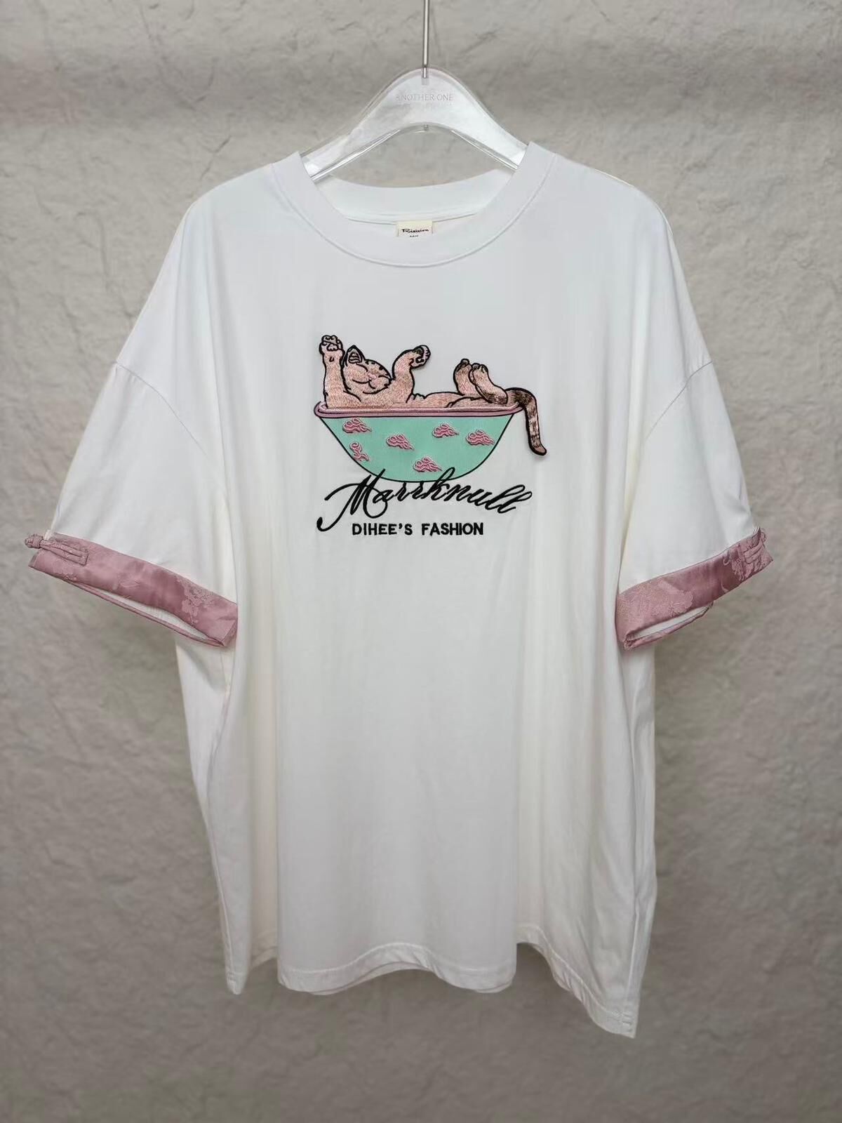 A3 521024033 立體刺繡貓咪圖案 T-Shirt - 白色