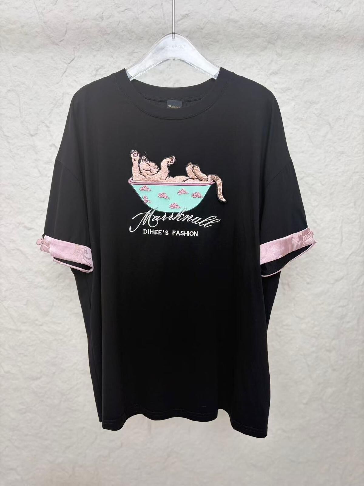 A4 521024033 立體刺繡貓咪圖案 T-Shirt - 黑色