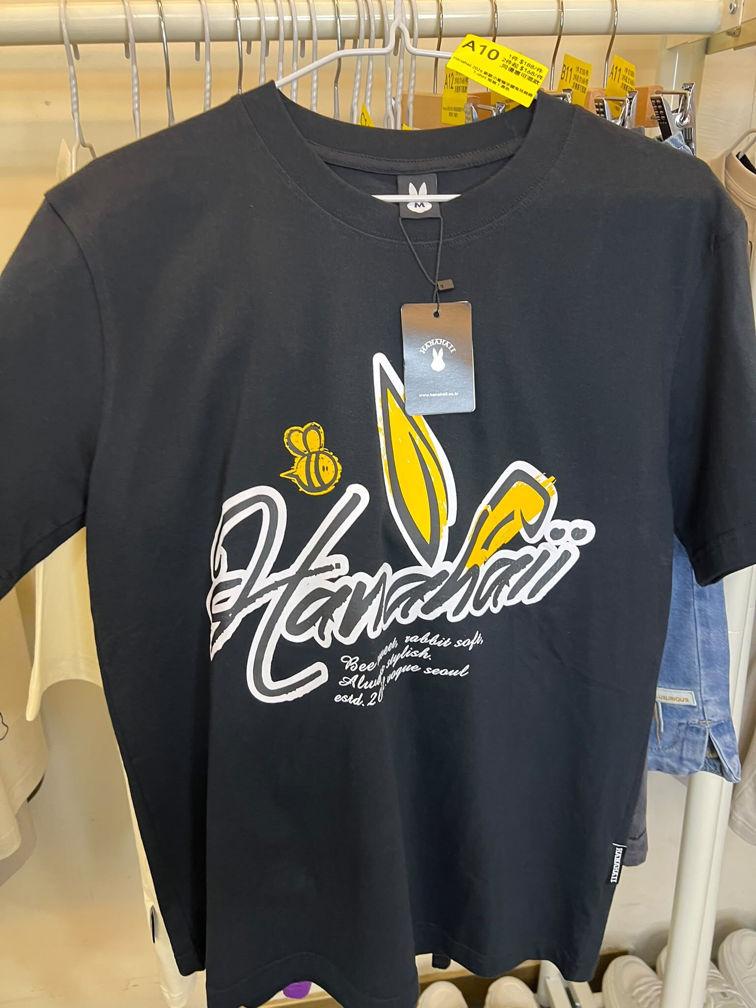 0627HA10-HANAHAII-CLOTH-Hanahaii 2026 新款小蜜蜂字體兔耳純棉 T-shirt 短袖[2件起 $168/件,同優惠可混款]（A10）