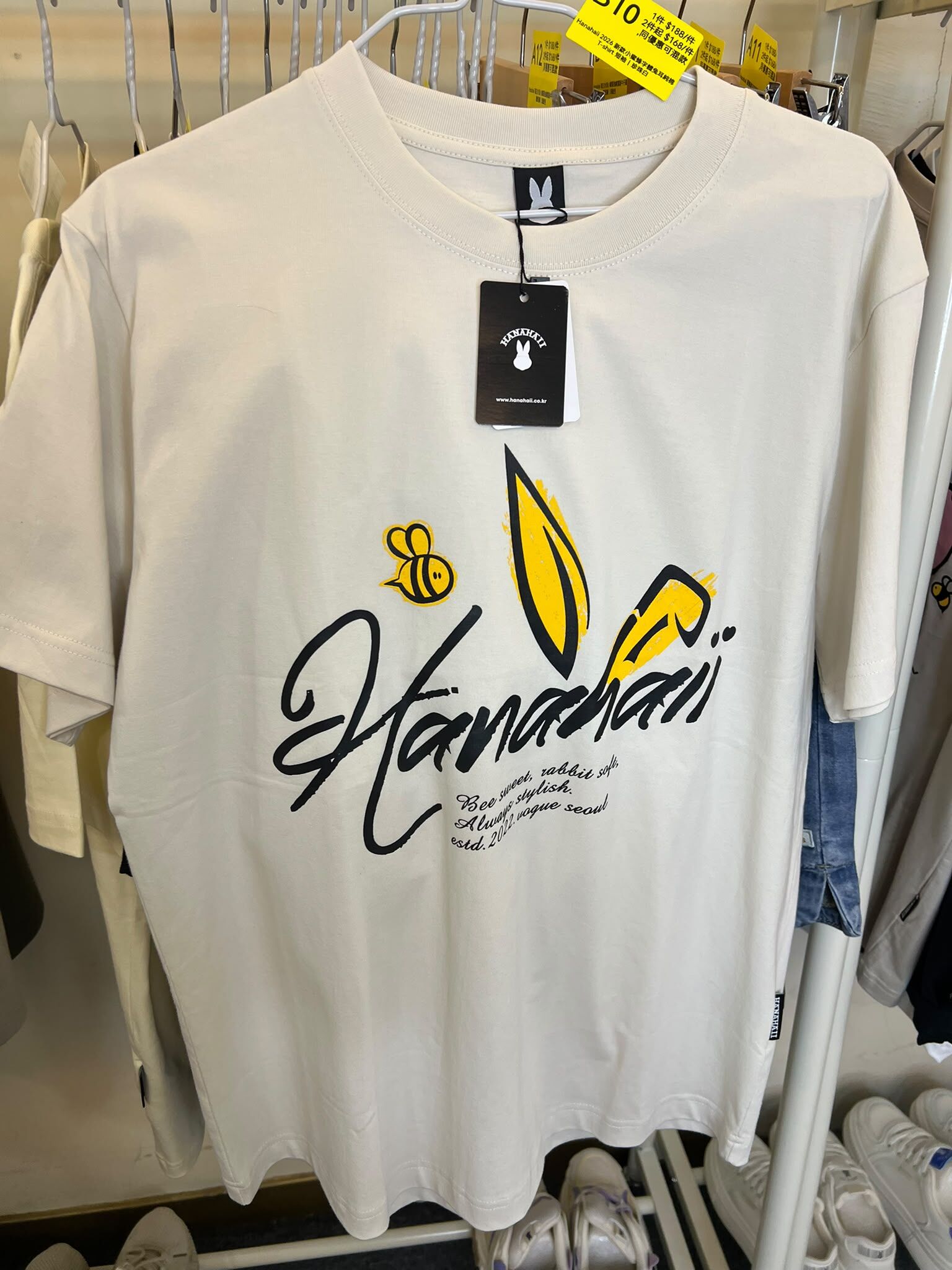 0627HA10-HANAHAII-CLOTH-Hanahaii 2026 新款小蜜蜂字體兔耳純棉 T-shirt 短袖[2件起 $168/件,同優惠可混款]（A10）