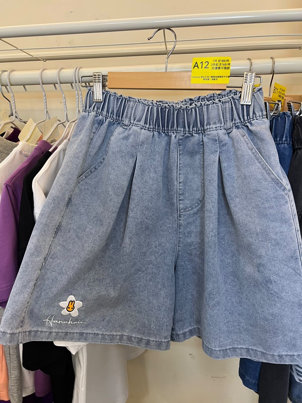 0627HA12-HANAHAII-CLOTH-Hanahaii 復古水洗小雛菊抽繩寬版牛仔運動短褲[2件起 $168/件,同優惠可混款]（A12）