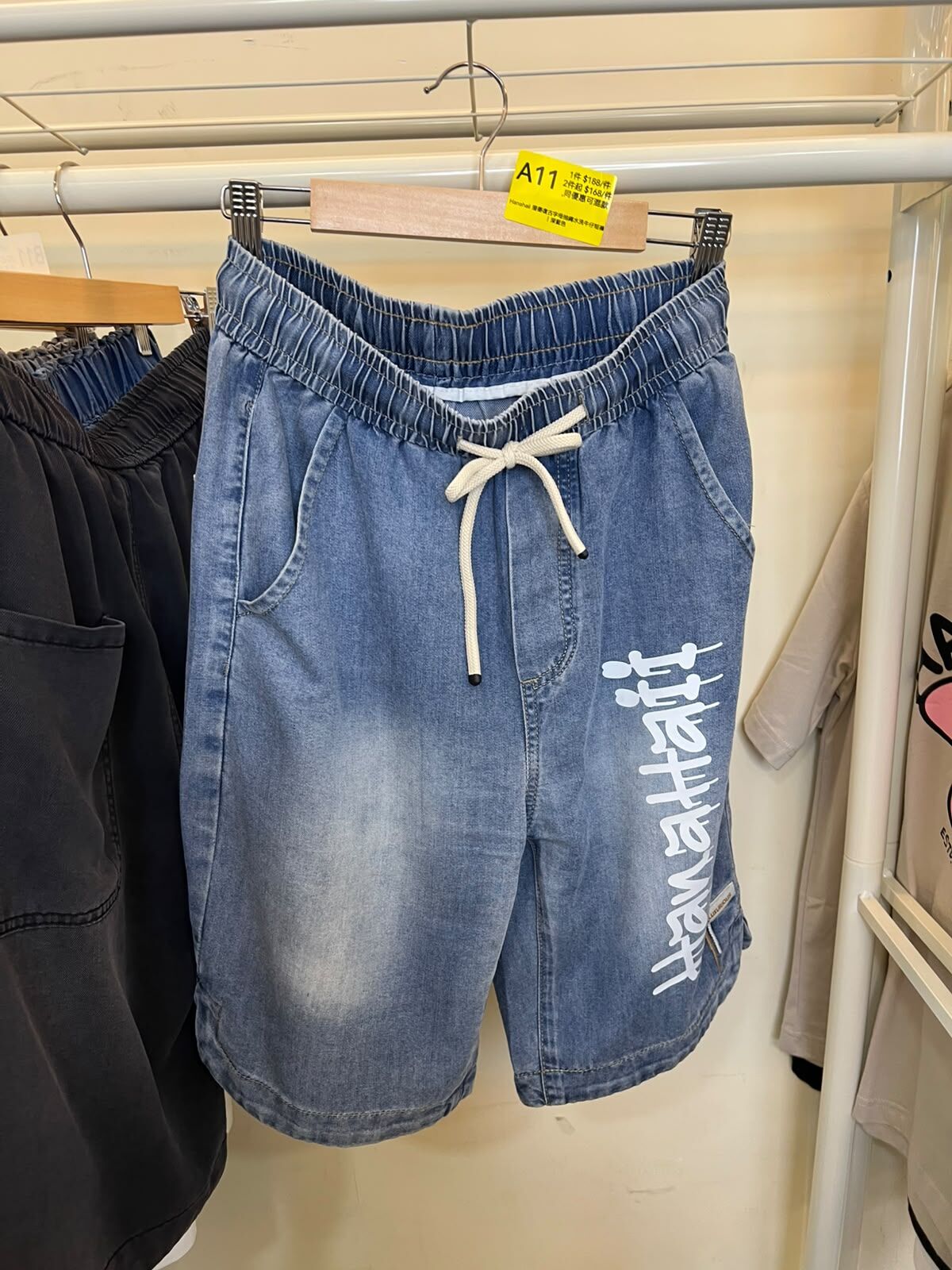 0627HA11-HANAHAII-CLOTH-Hanahaii 潑墨復古字母抽繩水洗牛仔短褲[2件起 $168/件,同優惠可混款]（A11）