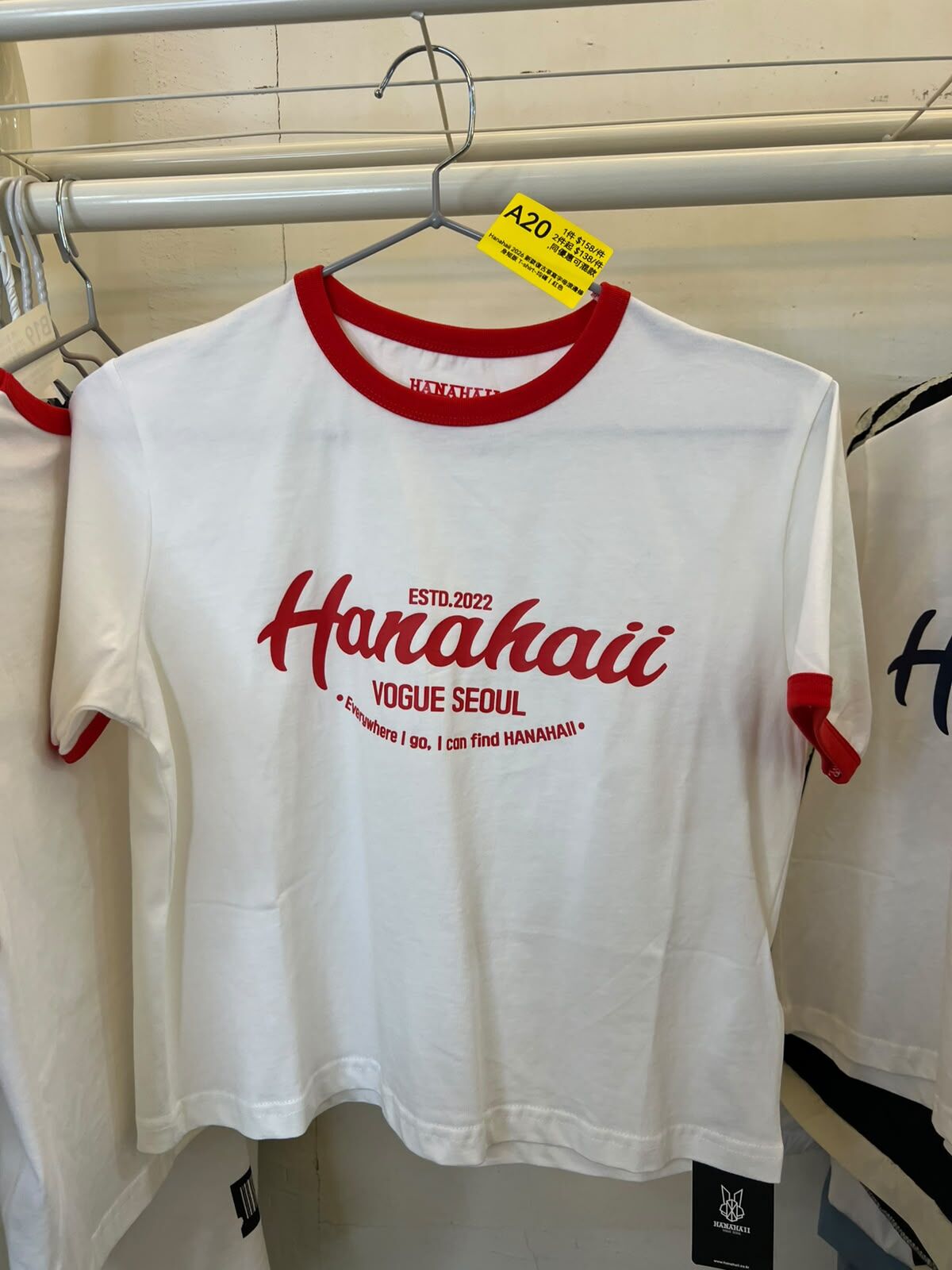 0627HA20-HANAHAII-CLOTH-Hanahaii 2026 新款復古草寫字母滾邊修身短版 T-shirt-均碼[2件起 $138/件,同優惠可混款]（A20）