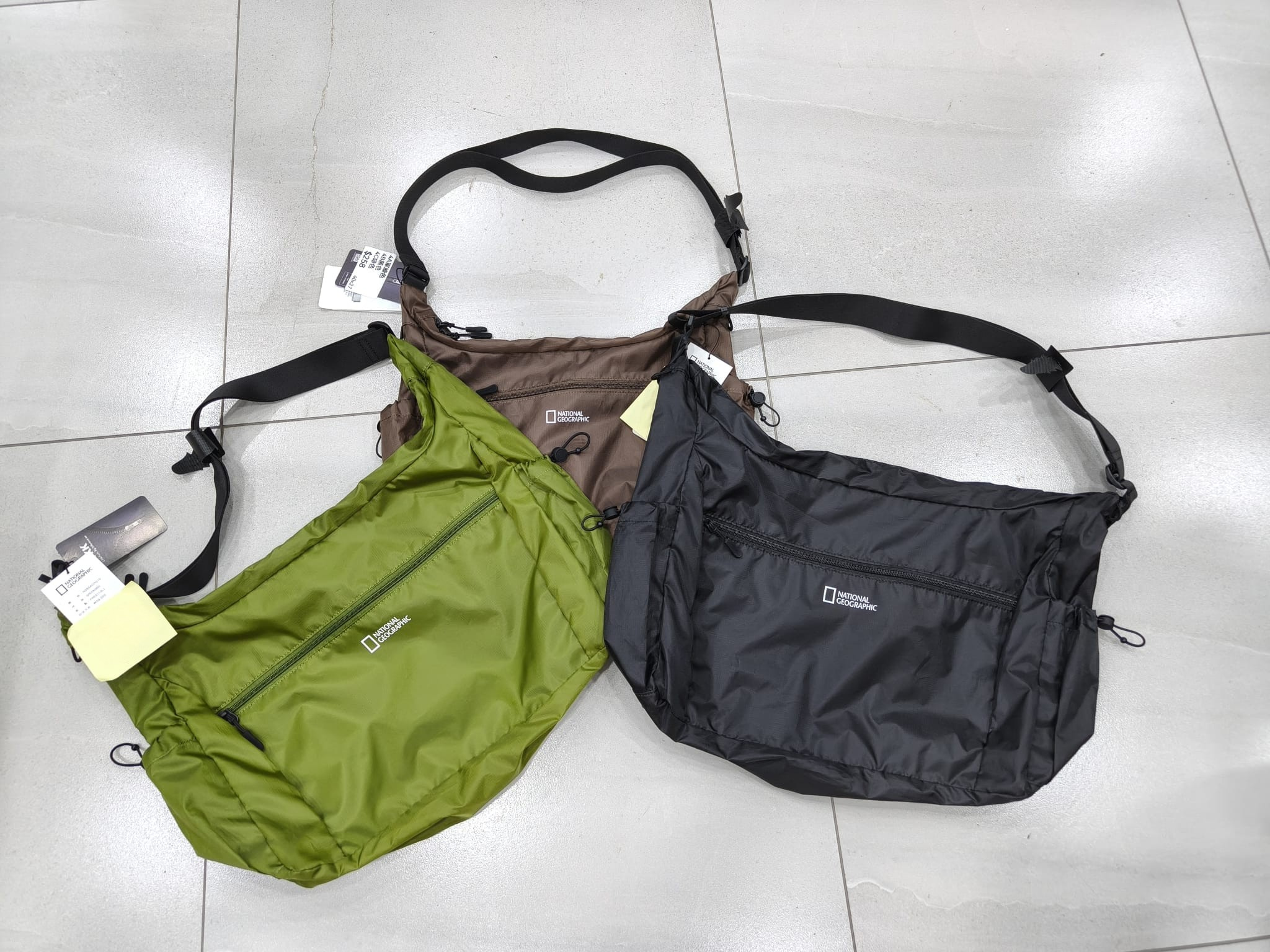 BQ004 National Geographic 淨色半月斜孭包 40x27cm